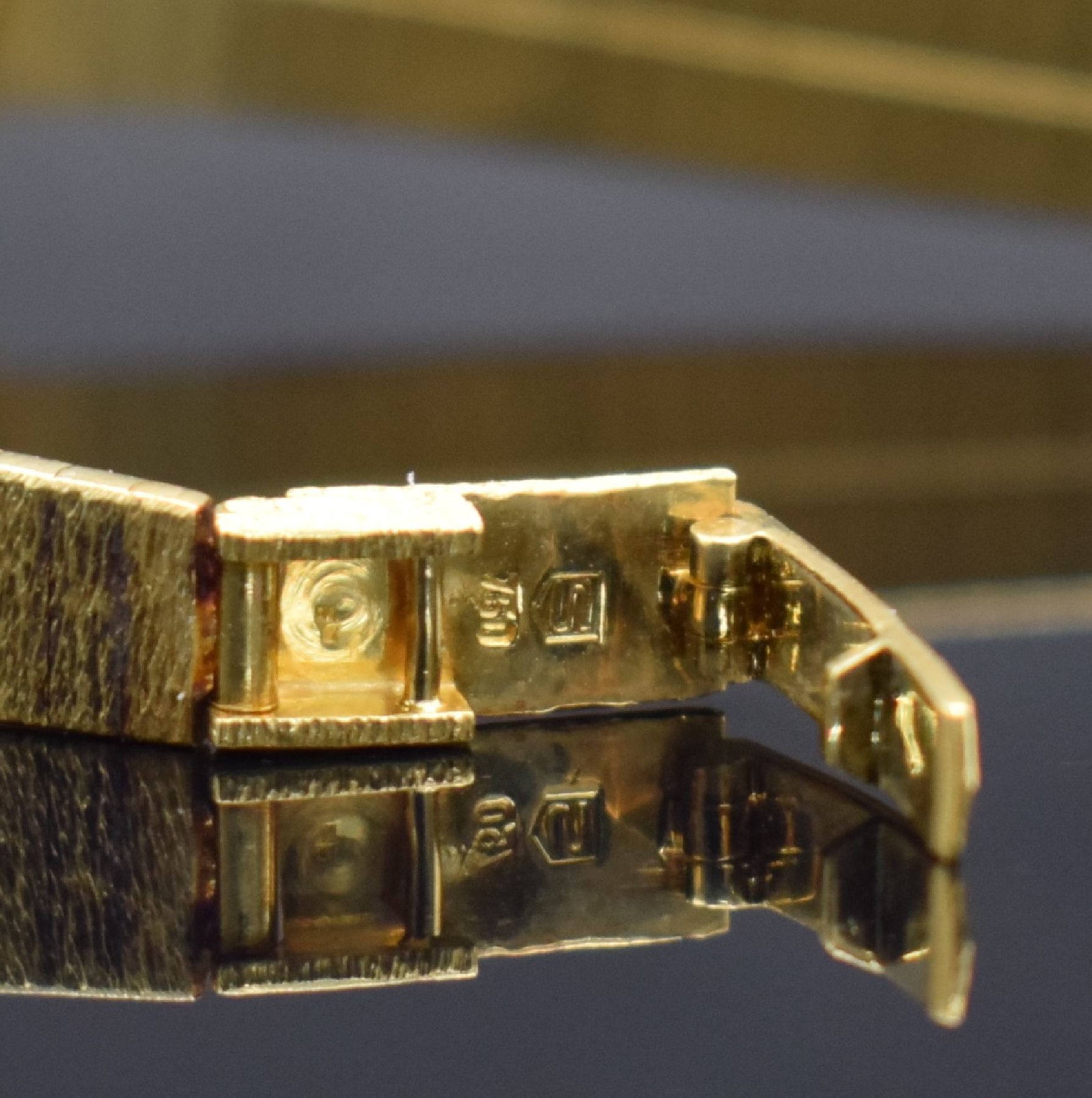 Detail e: SARCAR ausgefallene Diamantbesetzte Damenarmbanduhr in GG 750/000, Schweiz um 1975, Handaufzug, graniertes Geh. & Band, Boden aufgedr., gold. ...