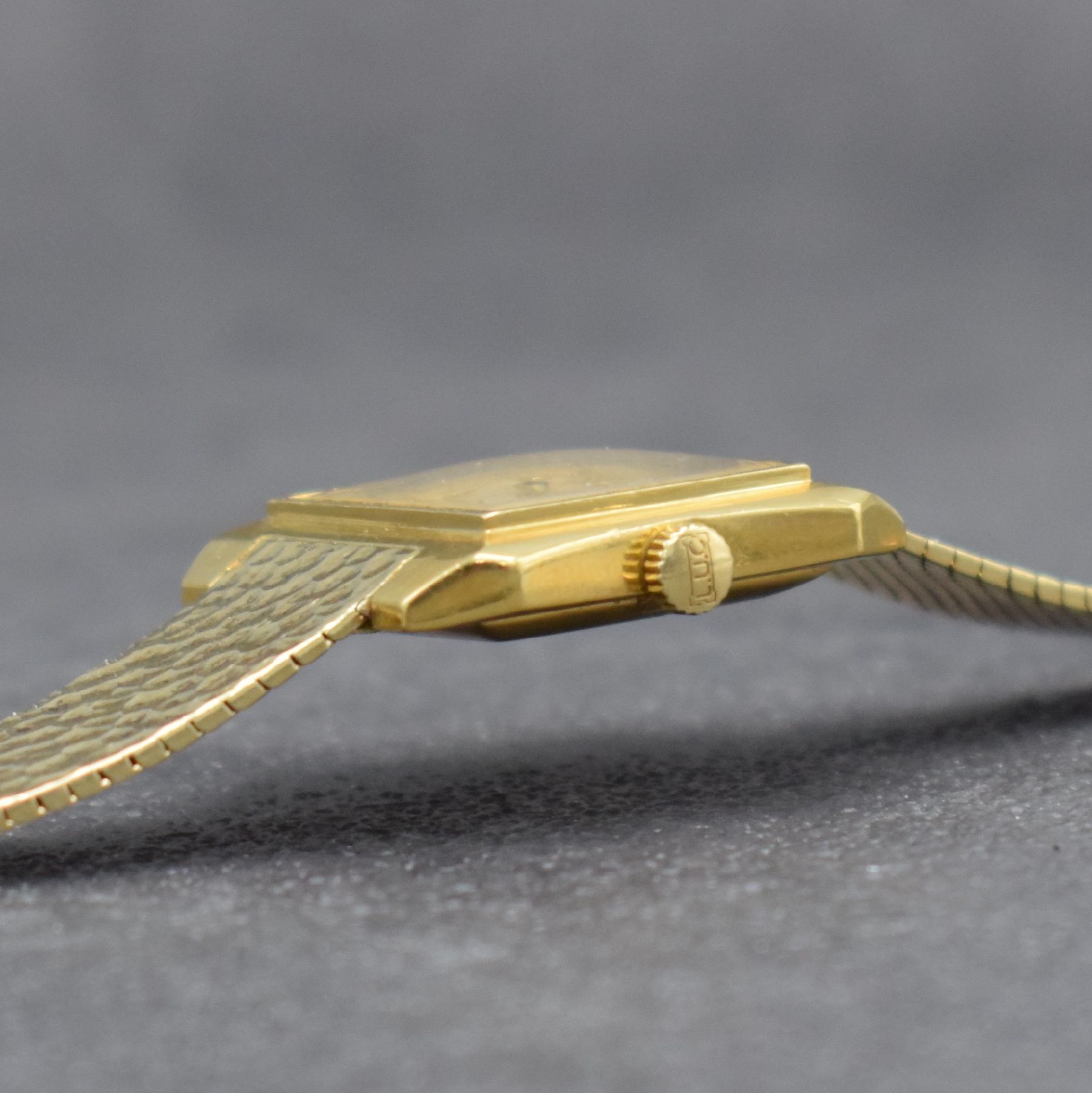 Detail d: CHOPARD Damenarmbanduhr in GG 750/000 mit neutralem Band in GG 585/000, Schweiz um 1960, Handaufzug, quadratisches Geh. m. aufgedr. Boden, fixiertes ...
