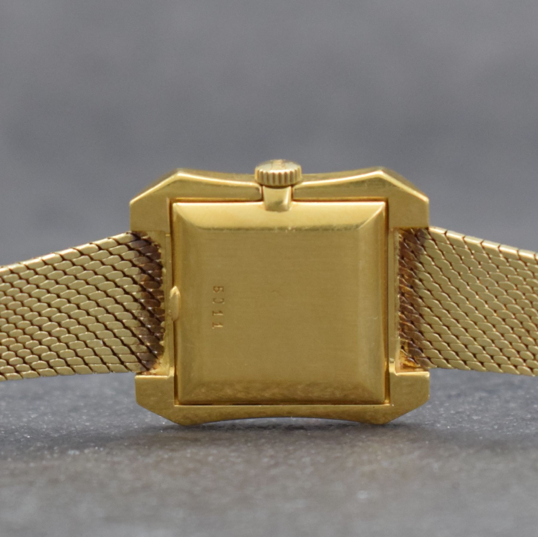 Detail e: CHOPARD Damenarmbanduhr in GG 750/000 mit neutralem Band in GG 585/000, Schweiz um 1960, Handaufzug, quadratisches Geh. m. aufgedr. Boden, fixiertes ...