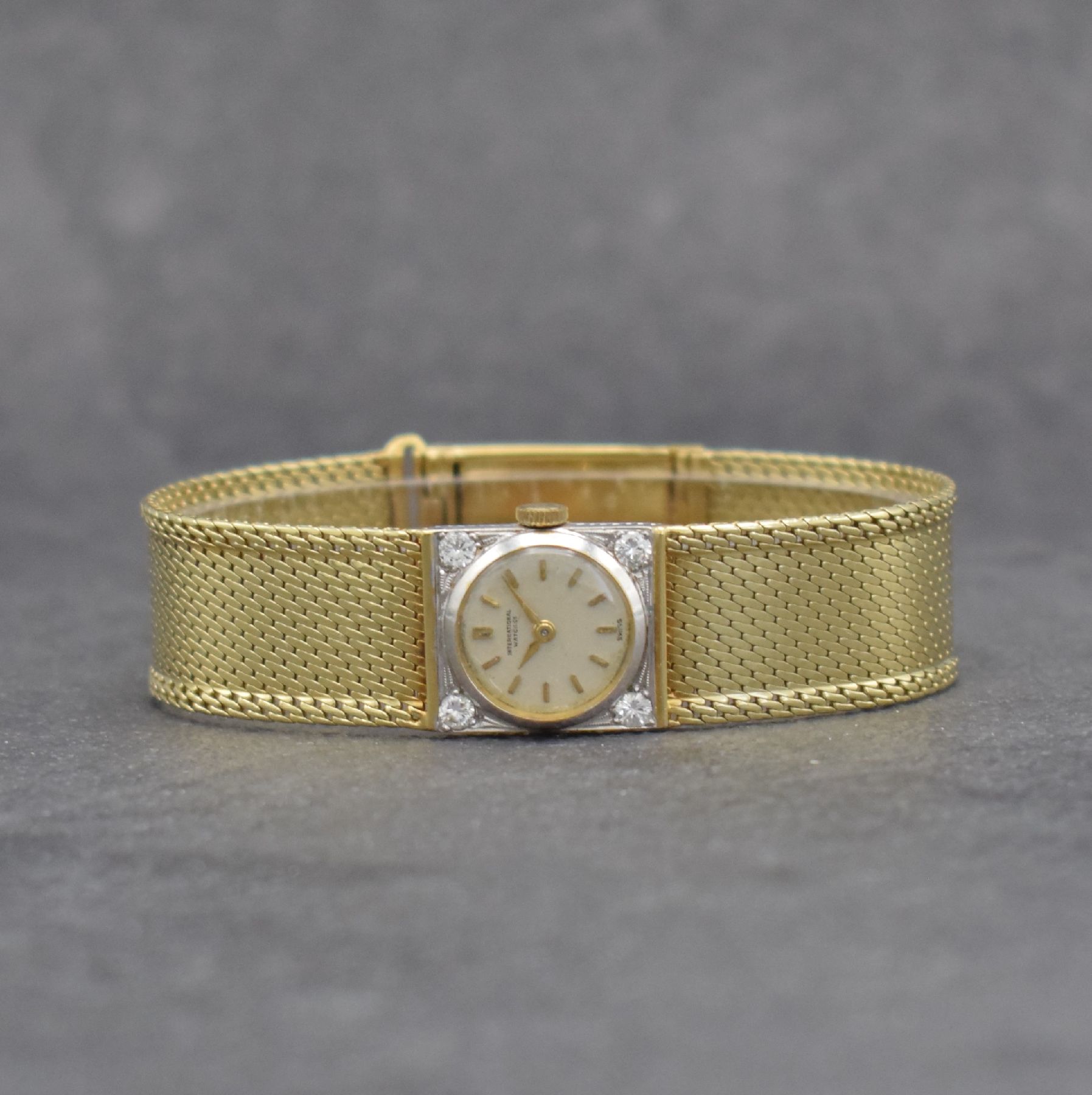 IWC Damenuhr in GG 750/000 im neutralen Band in GG 585/000, Schweiz um 1955/1975, Handaufzug, gedr. Geh. m. 4 Diamanten bes., Milanaiseband m. ...