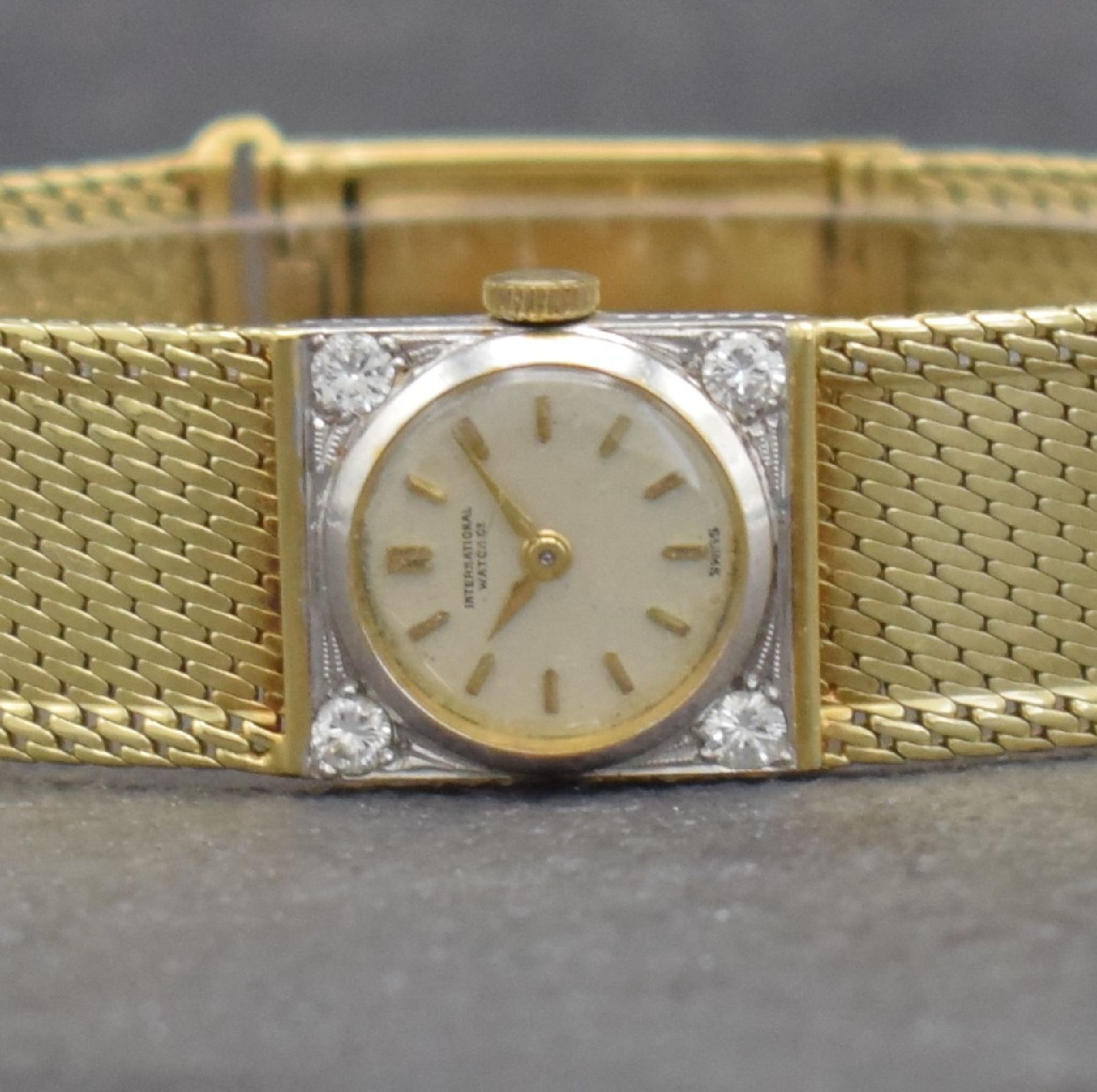 Detail a: IWC Damenuhr in GG 750/000 im neutralen Band in GG 585/000, Schweiz um 1955/1975, Handaufzug, gedr. Geh. m. 4 Diamanten bes., Milanaiseband m. ...
