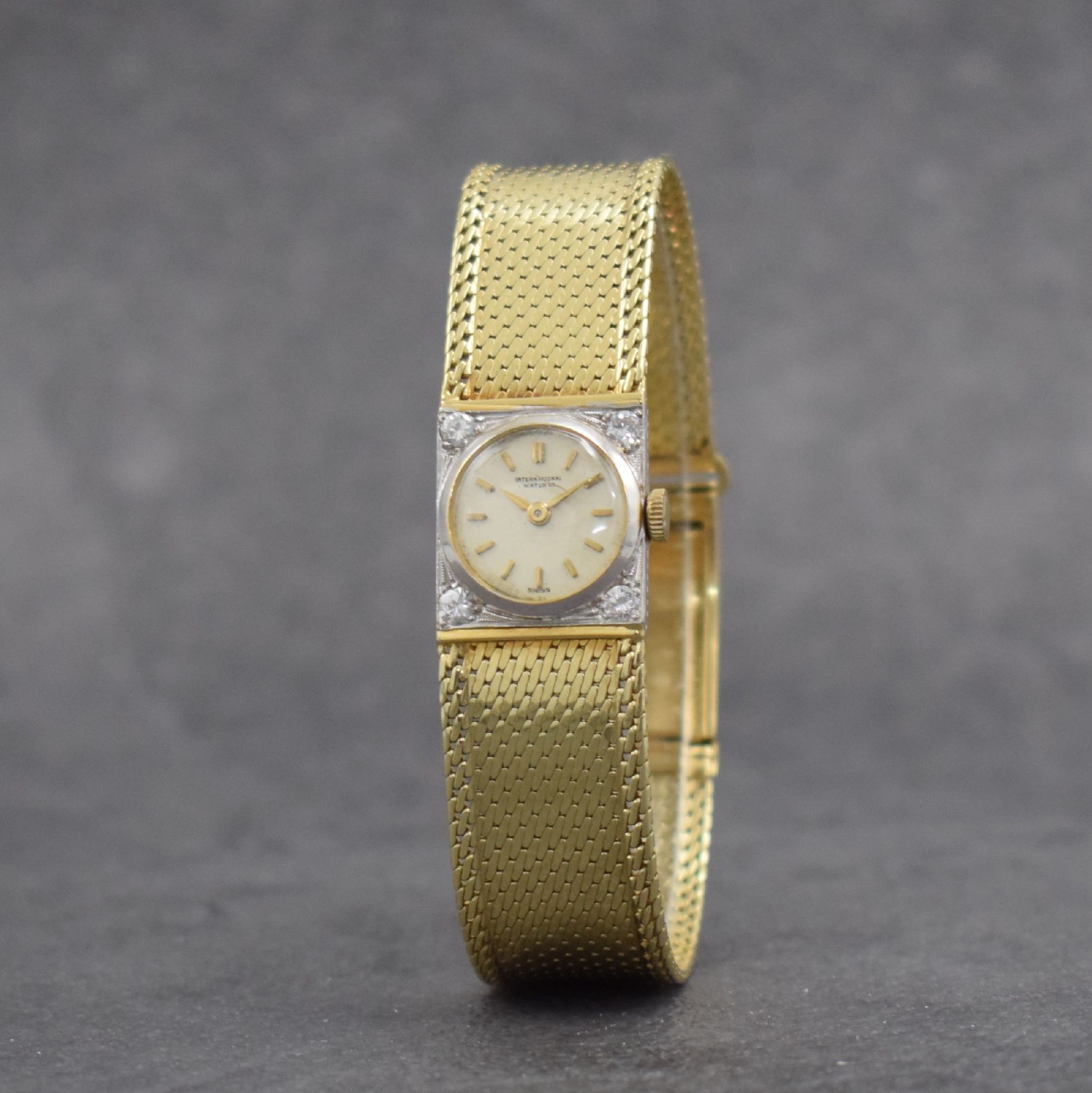 Detail b: IWC Damenuhr in GG 750/000 im neutralen Band in GG 585/000, Schweiz um 1955/1975, Handaufzug, gedr. Geh. m. 4 Diamanten bes., Milanaiseband m. ...
