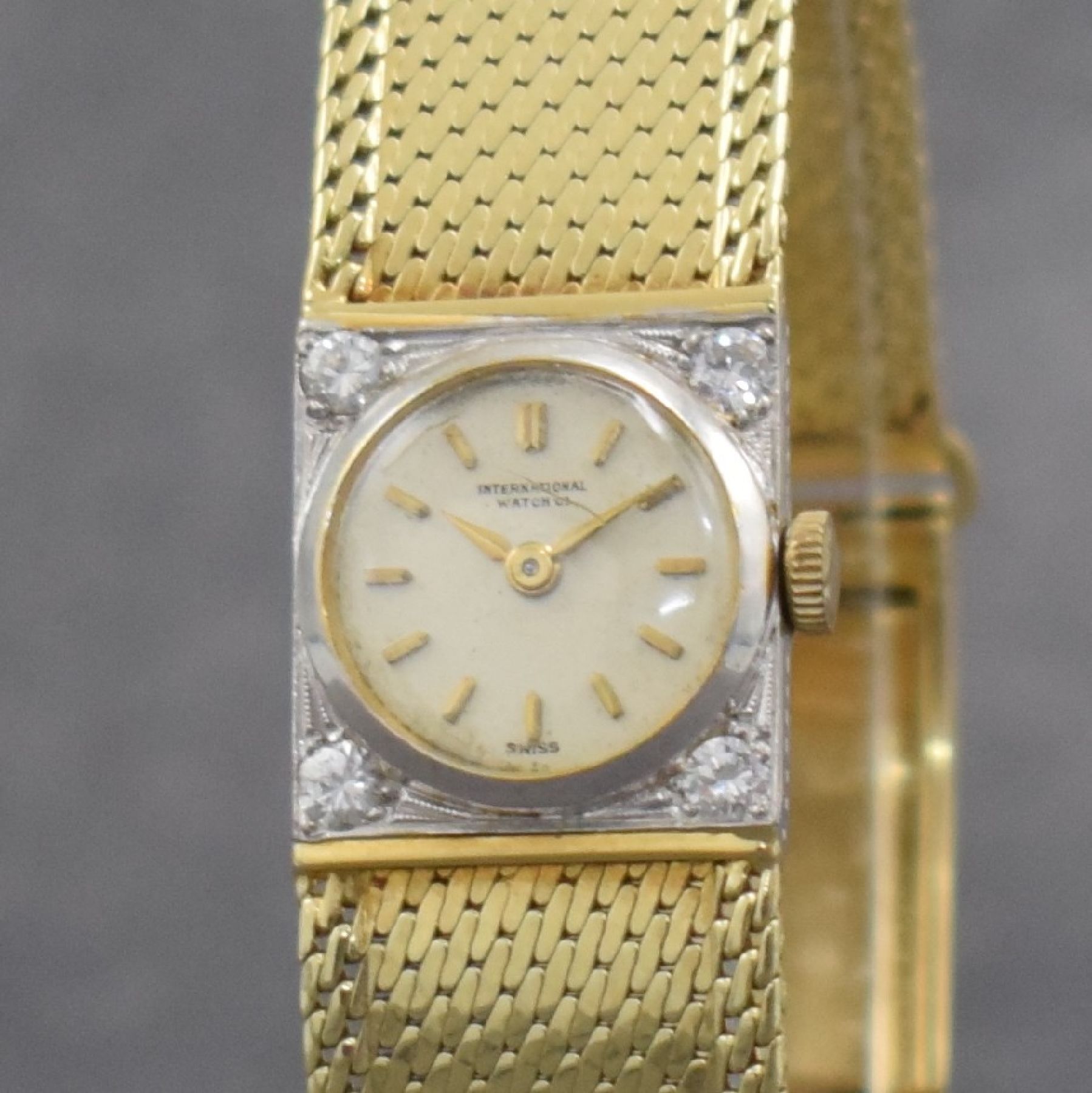 Detail c: IWC Damenuhr in GG 750/000 im neutralen Band in GG 585/000, Schweiz um 1955/1975, Handaufzug, gedr. Geh. m. 4 Diamanten bes., Milanaiseband m. ...