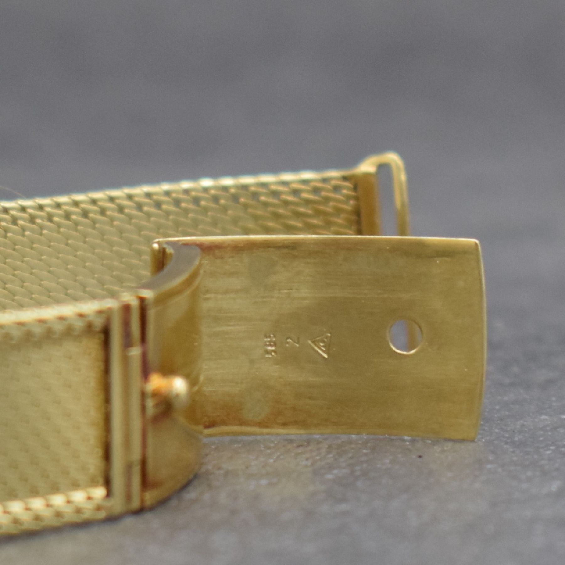 Detail d: IWC Damenuhr in GG 750/000 im neutralen Band in GG 585/000, Schweiz um 1955/1975, Handaufzug, gedr. Geh. m. 4 Diamanten bes., Milanaiseband m. ...