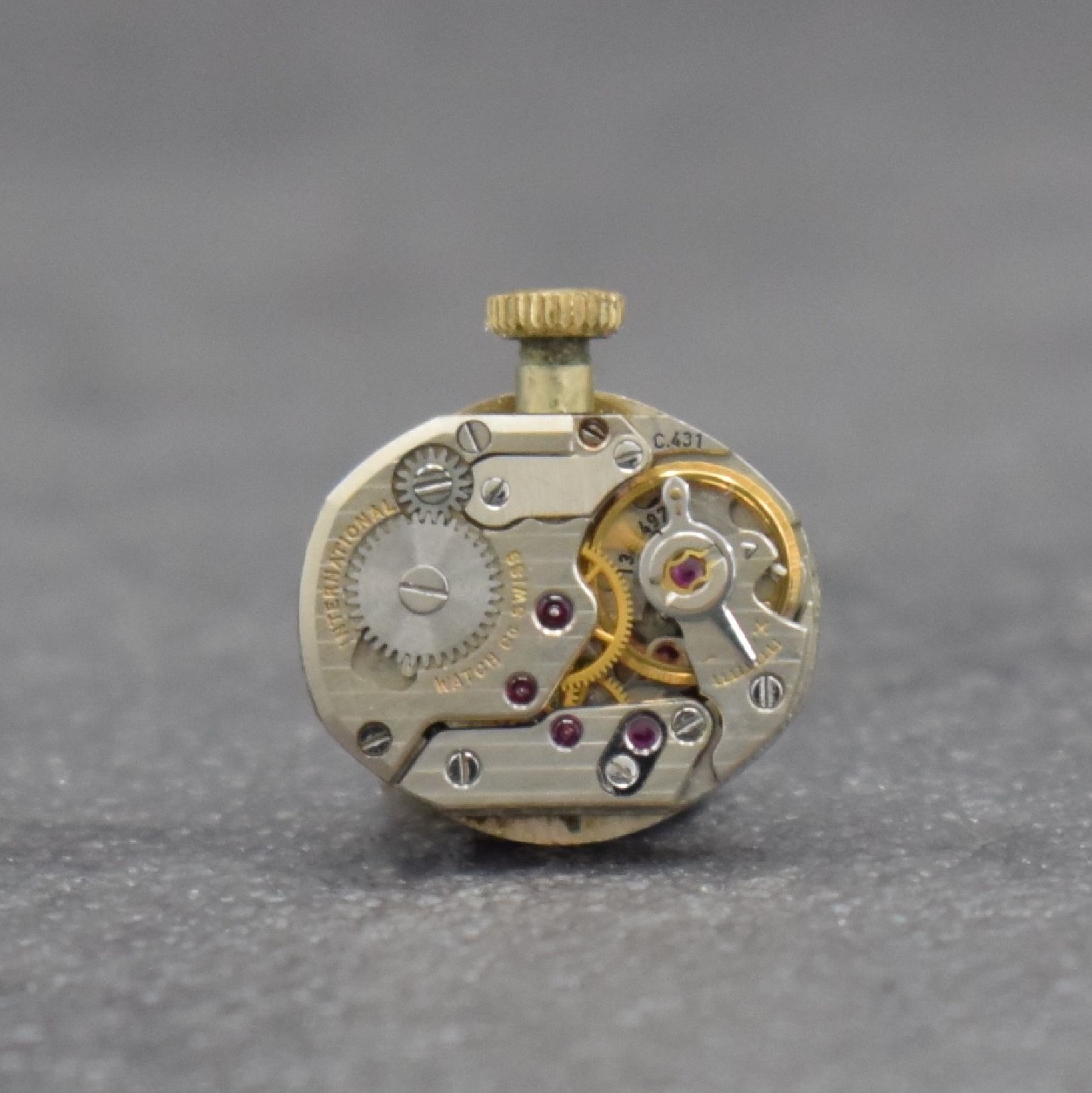 Detail f: IWC Damenuhr in GG 750/000 im neutralen Band in GG 585/000, Schweiz um 1955/1975, Handaufzug, gedr. Geh. m. 4 Diamanten bes., Milanaiseband m. ...