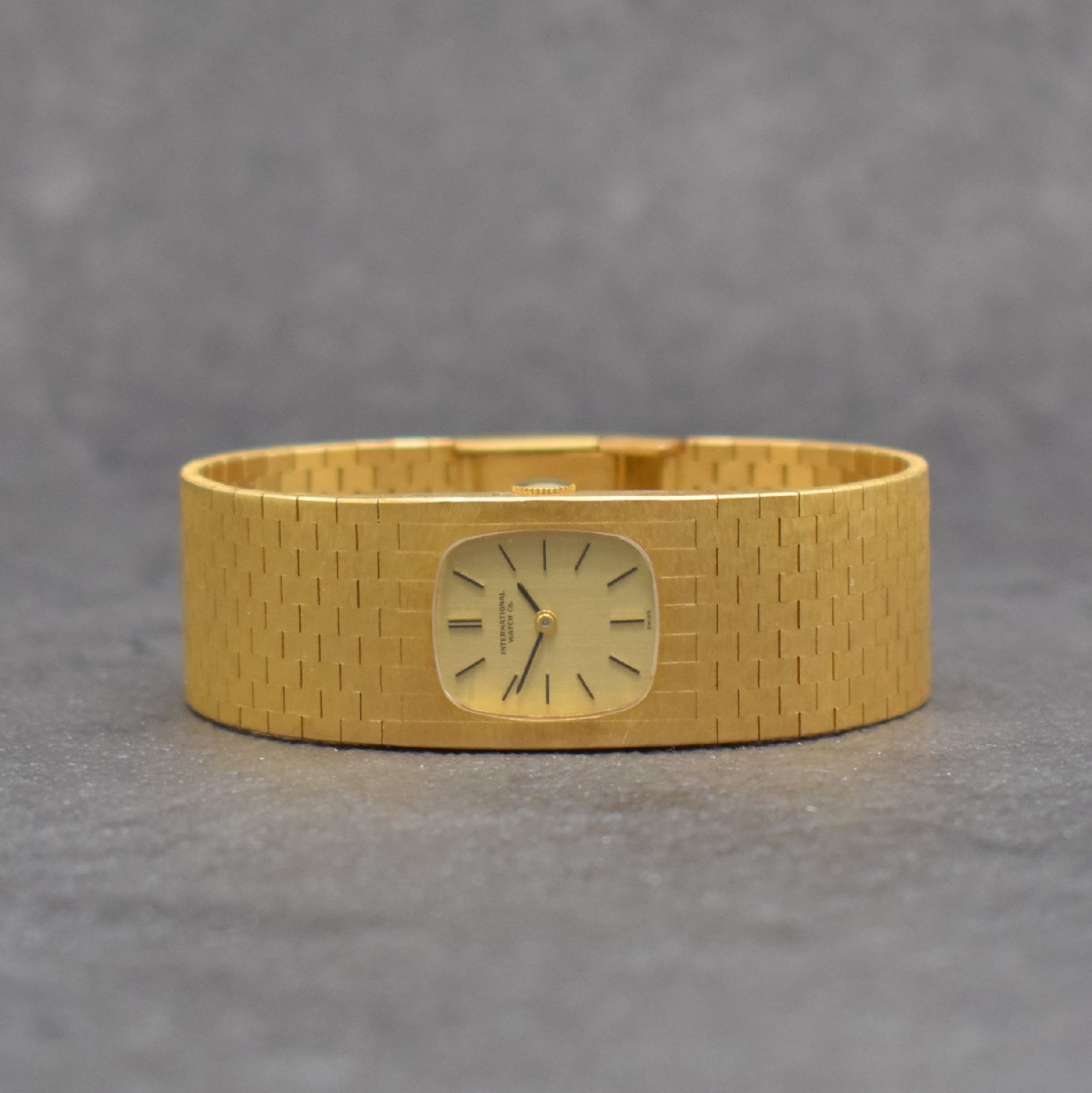 IWC feine Damenarmbanduhr in GG 750/000 Referenz 6008, Handaufzug, Schweiz um 1973, 2-teil. Geh., Boden aufgedr., gold. Zifferbl. m. aufgel. Indizes, ...