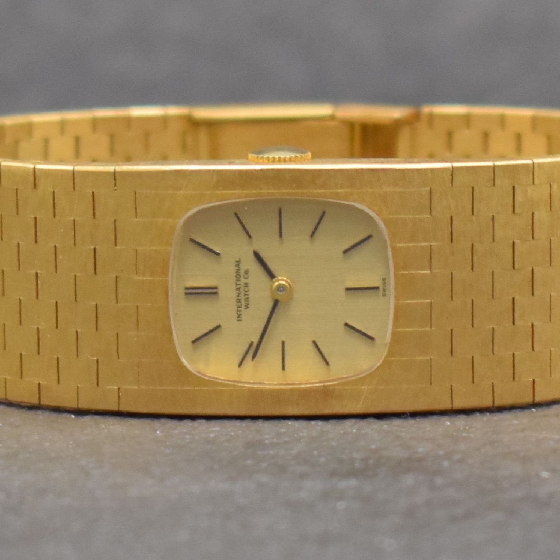 Detail a: IWC feine Damenarmbanduhr in GG 750/000 Referenz 6008, Handaufzug, Schweiz um 1973, 2-teil. Geh., Boden aufgedr., gold. Zifferbl. m. aufgel. Indizes, ...