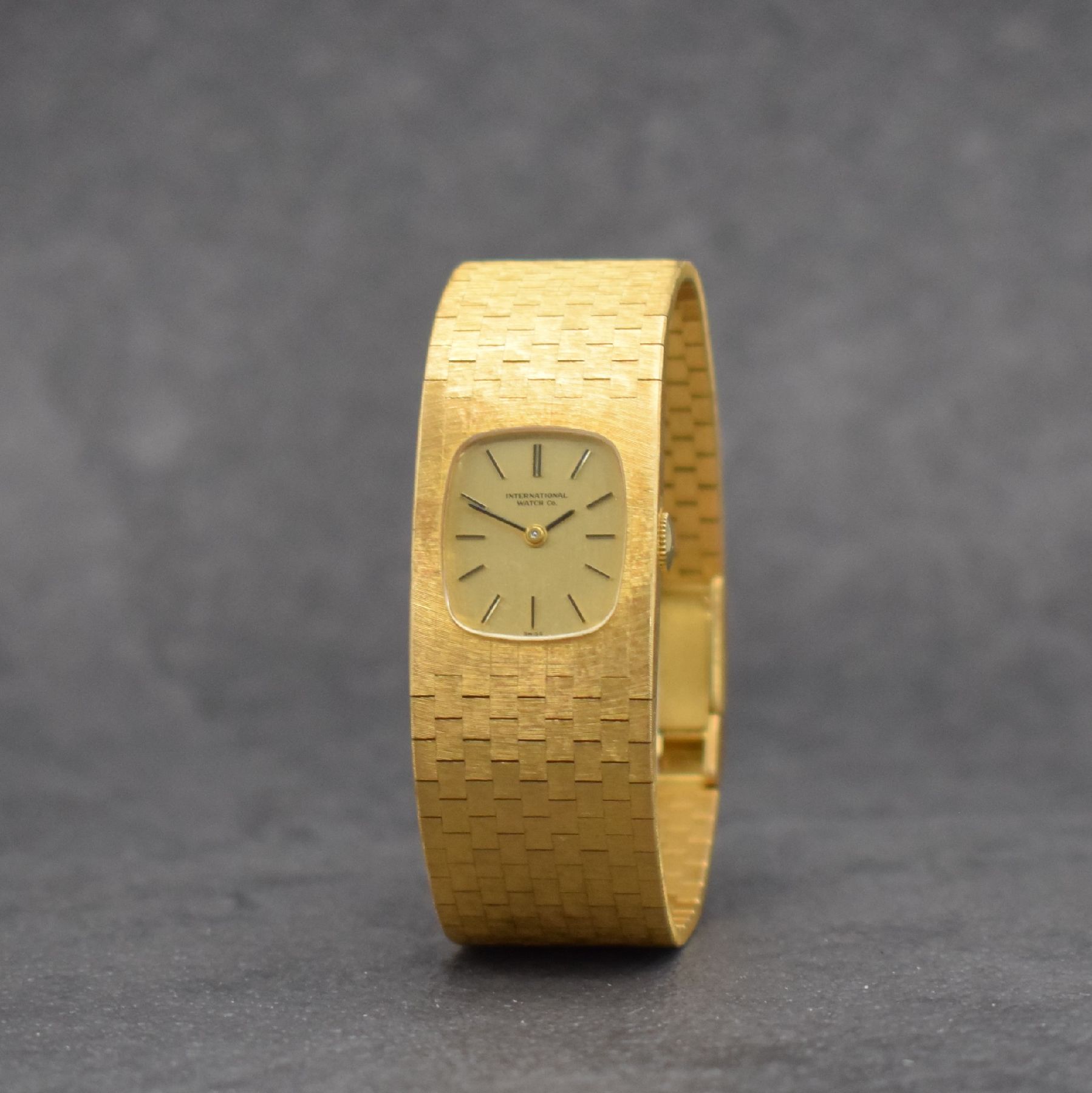 Detail b: IWC feine Damenarmbanduhr in GG 750/000 Referenz 6008, Handaufzug, Schweiz um 1973, 2-teil. Geh., Boden aufgedr., gold. Zifferbl. m. aufgel. Indizes, ...