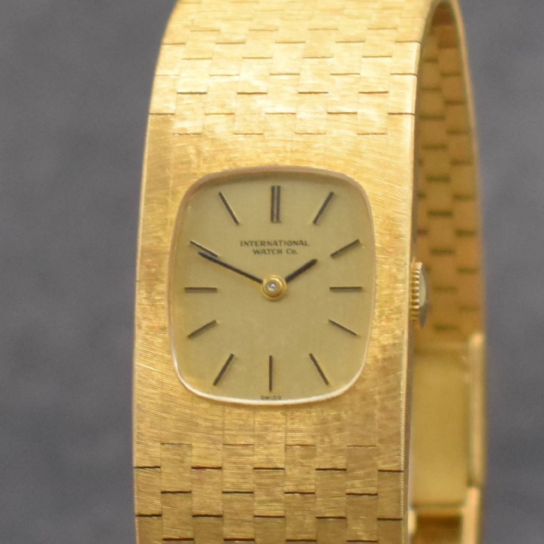 Detail c: IWC feine Damenarmbanduhr in GG 750/000 Referenz 6008, Handaufzug, Schweiz um 1973, 2-teil. Geh., Boden aufgedr., gold. Zifferbl. m. aufgel. Indizes, ...