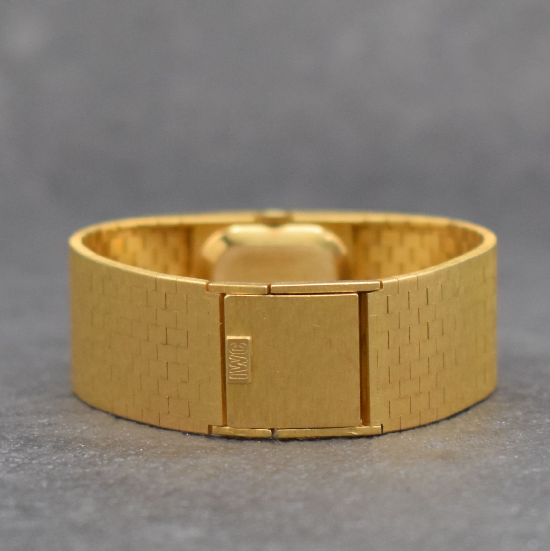 Detail d: IWC feine Damenarmbanduhr in GG 750/000 Referenz 6008, Handaufzug, Schweiz um 1973, 2-teil. Geh., Boden aufgedr., gold. Zifferbl. m. aufgel. Indizes, ...
