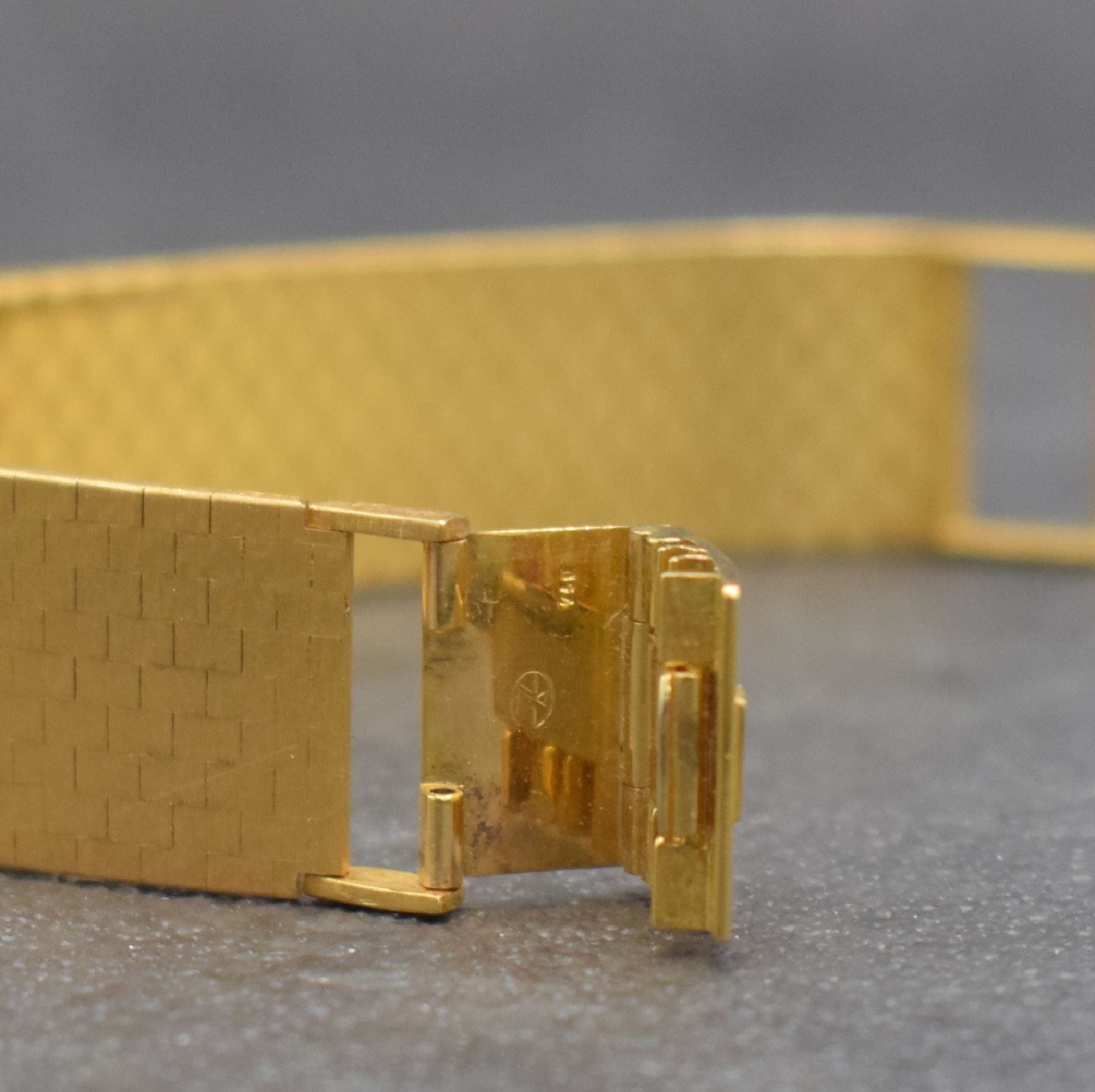 Detail e: IWC feine Damenarmbanduhr in GG 750/000 Referenz 6008, Handaufzug, Schweiz um 1973, 2-teil. Geh., Boden aufgedr., gold. Zifferbl. m. aufgel. Indizes, ...
