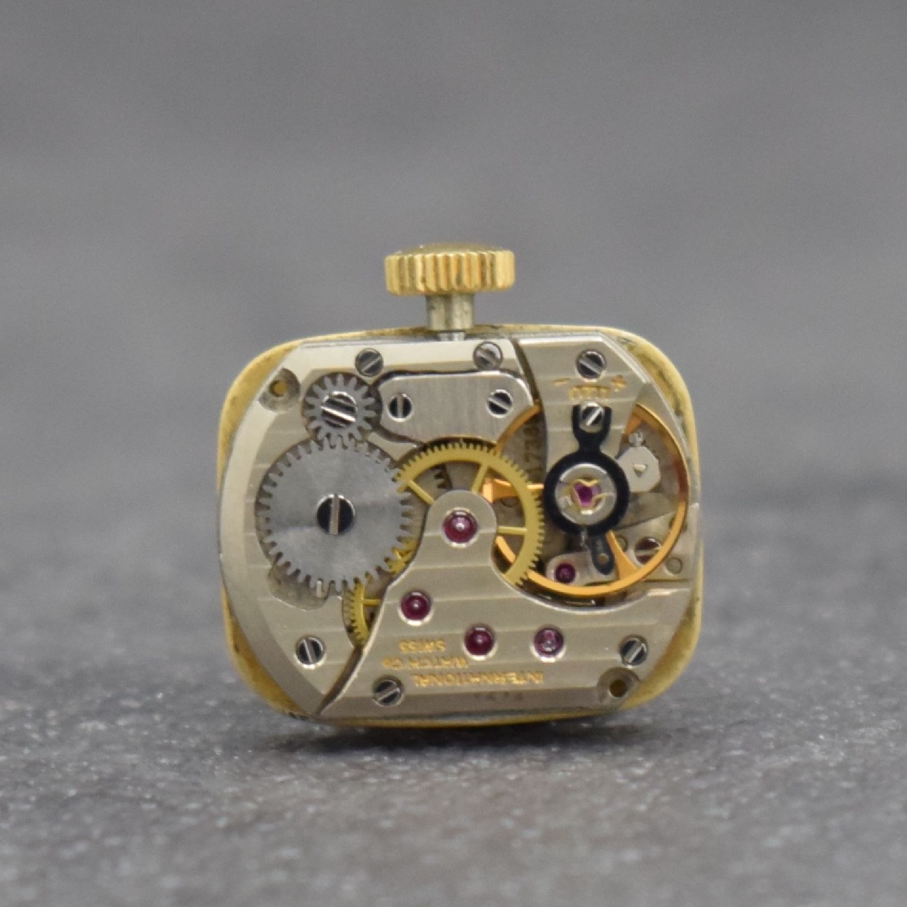 Detail h: IWC feine Damenarmbanduhr in GG 750/000 Referenz 6008, Handaufzug, Schweiz um 1973, 2-teil. Geh., Boden aufgedr., gold. Zifferbl. m. aufgel. Indizes, ...