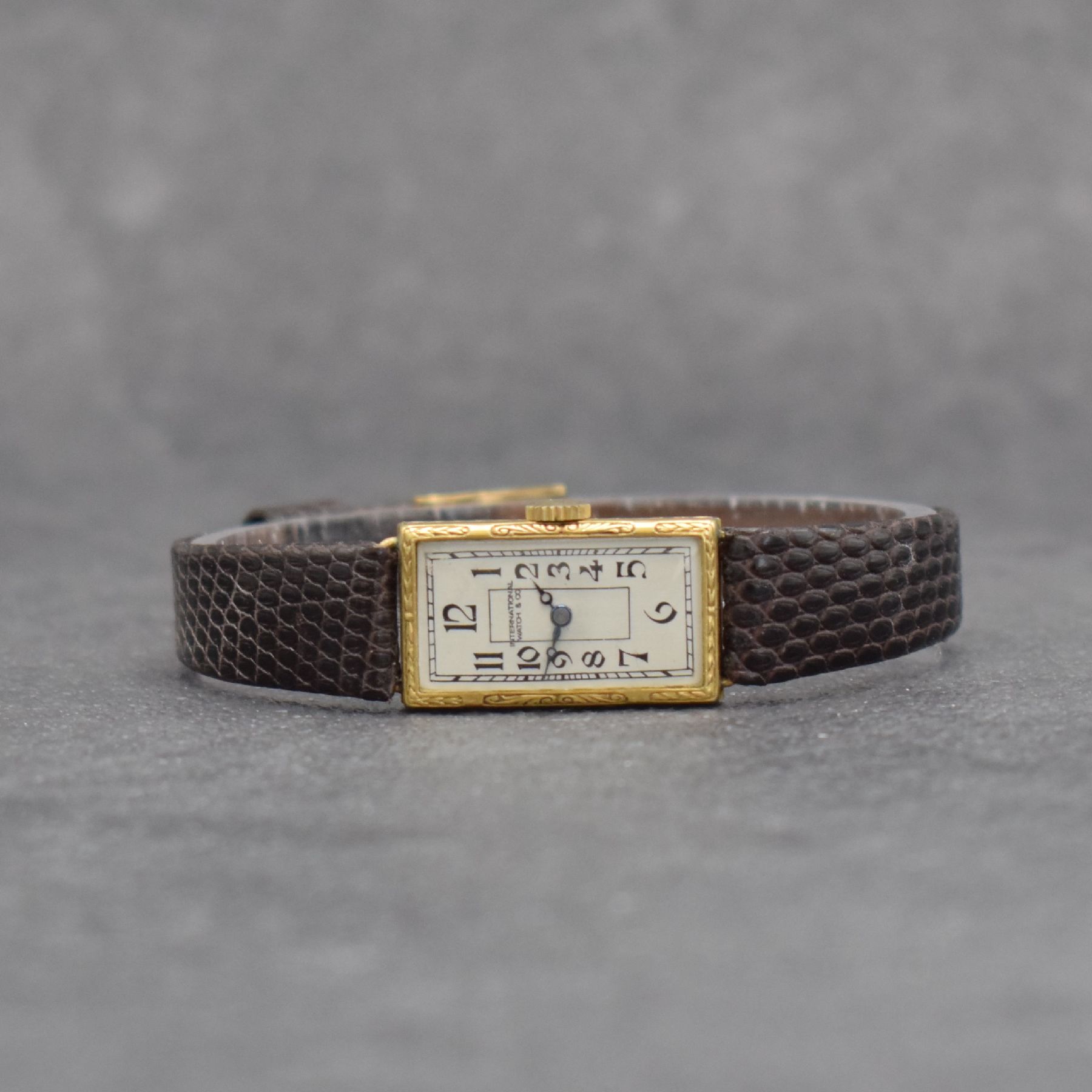 IWC seltene, frühe Damenarmbanduhr in GG 750/000, Handaufzug, Schweiz um 1962, Scharniergeh. allseitig fein graviert, silb. Zifferbl. m. arab. Std. ...
