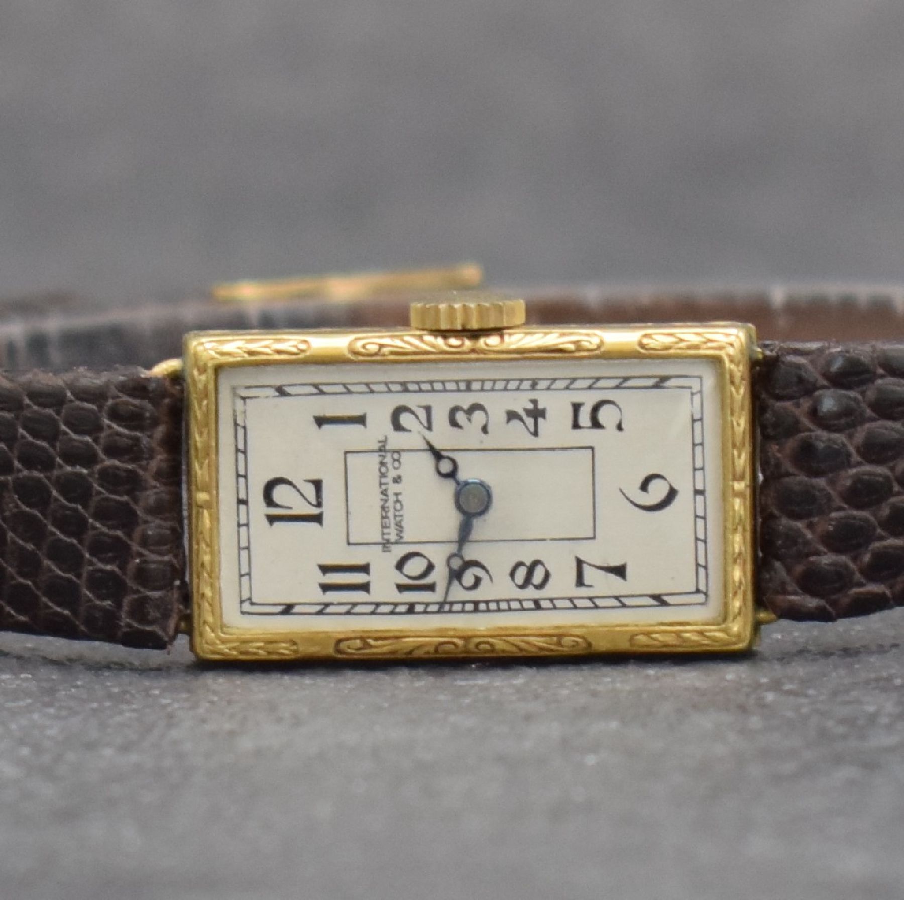 Detail a: IWC seltene, frühe Damenarmbanduhr in GG 750/000, Handaufzug, Schweiz um 1962, Scharniergeh. allseitig fein graviert, silb. Zifferbl. m. arab. Std. ...