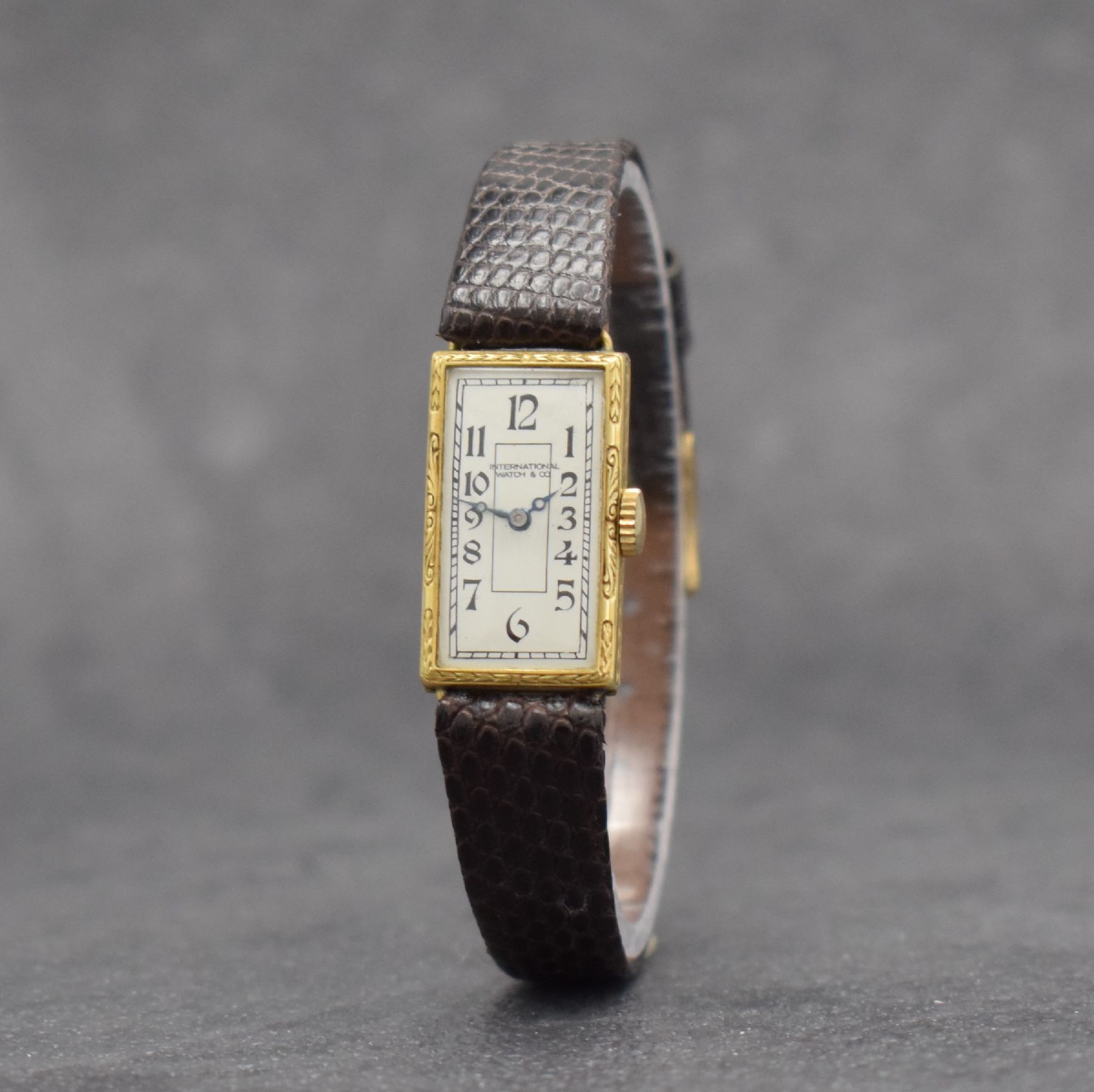 Detail b: IWC seltene, frühe Damenarmbanduhr in GG 750/000, Handaufzug, Schweiz um 1962, Scharniergeh. allseitig fein graviert, silb. Zifferbl. m. arab. Std. ...