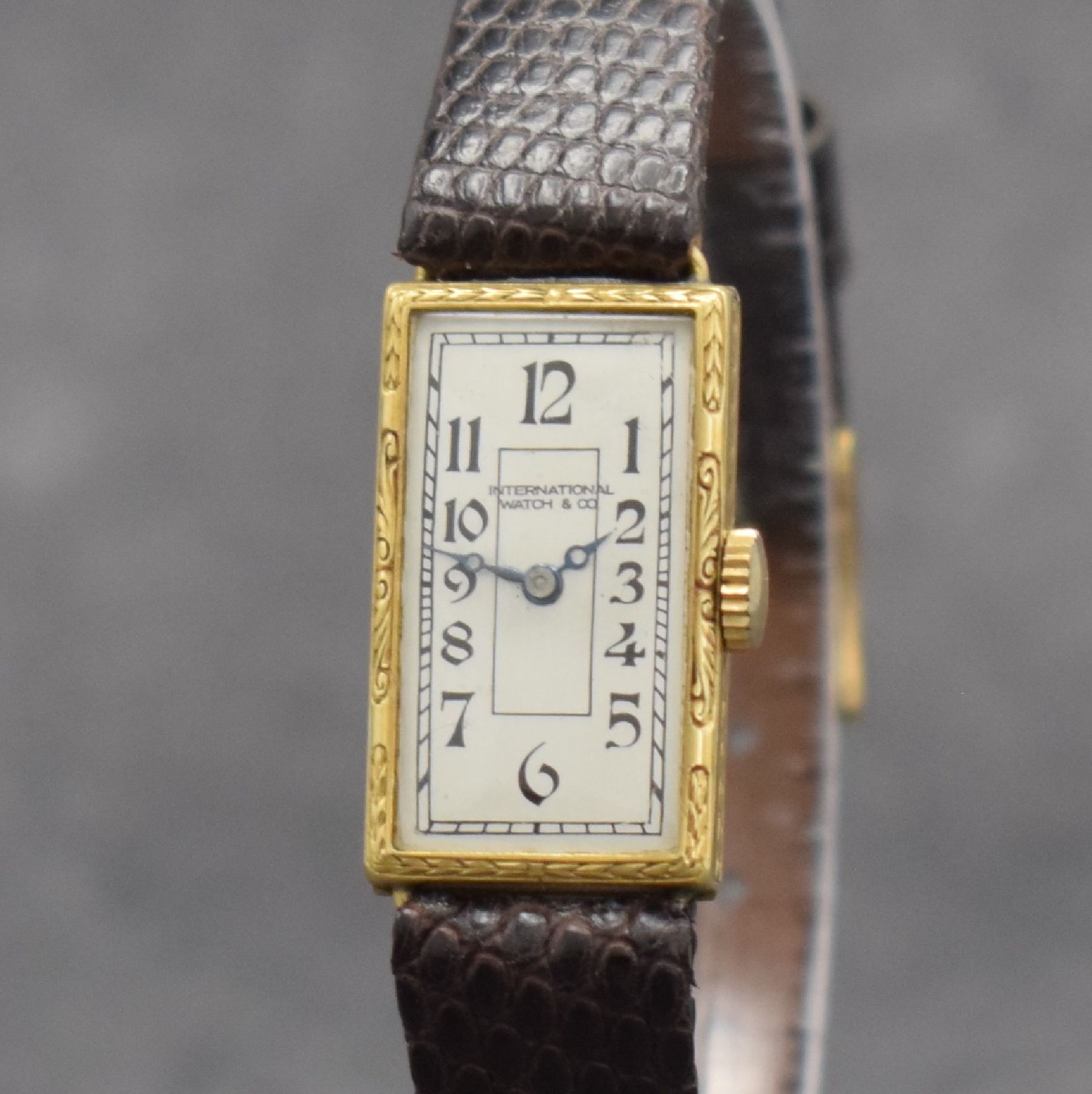 Detail c: IWC seltene, frühe Damenarmbanduhr in GG 750/000, Handaufzug, Schweiz um 1962, Scharniergeh. allseitig fein graviert, silb. Zifferbl. m. arab. Std. ...