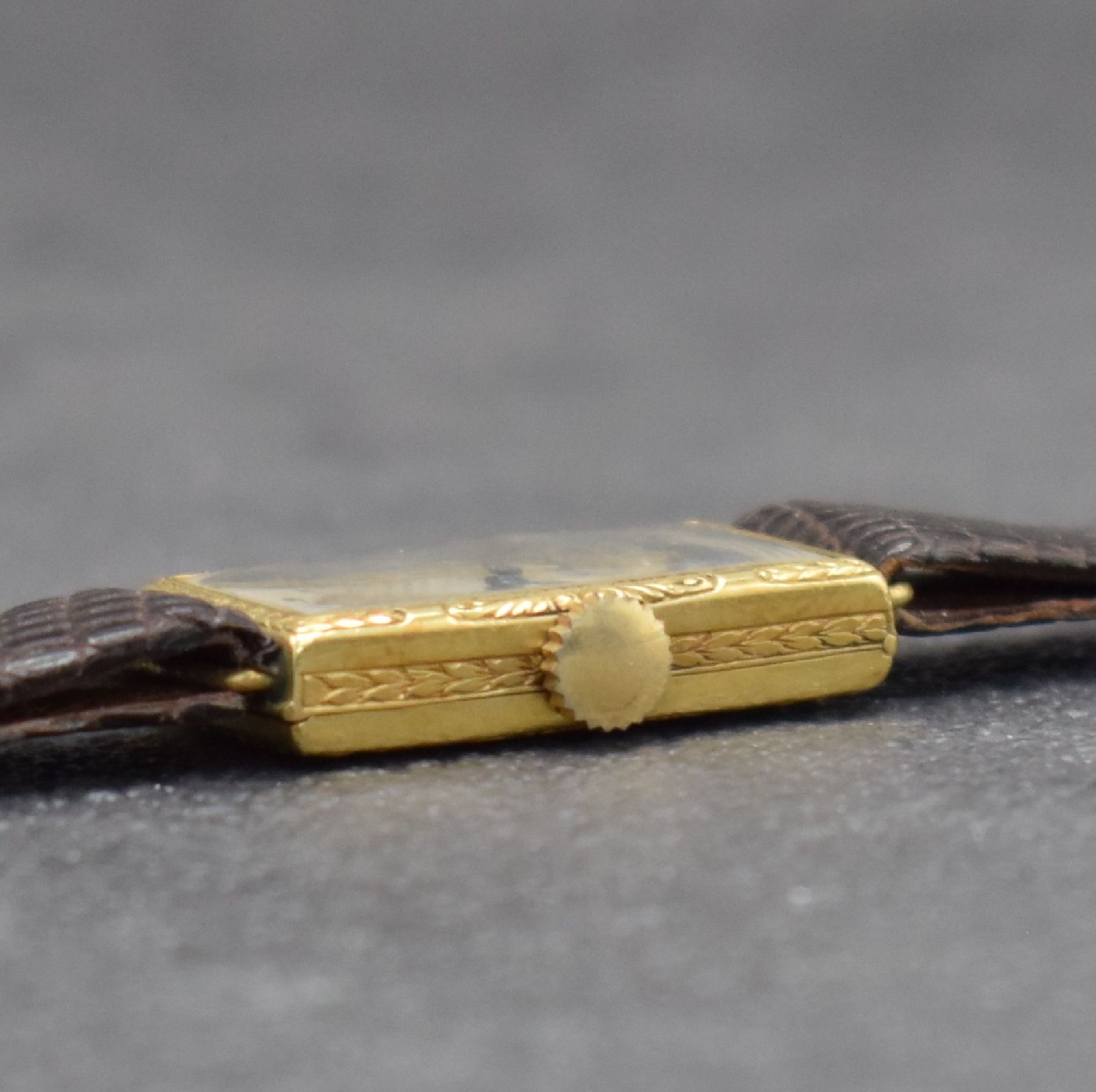 Detail d: IWC seltene, frühe Damenarmbanduhr in GG 750/000, Handaufzug, Schweiz um 1962, Scharniergeh. allseitig fein graviert, silb. Zifferbl. m. arab. Std. ...