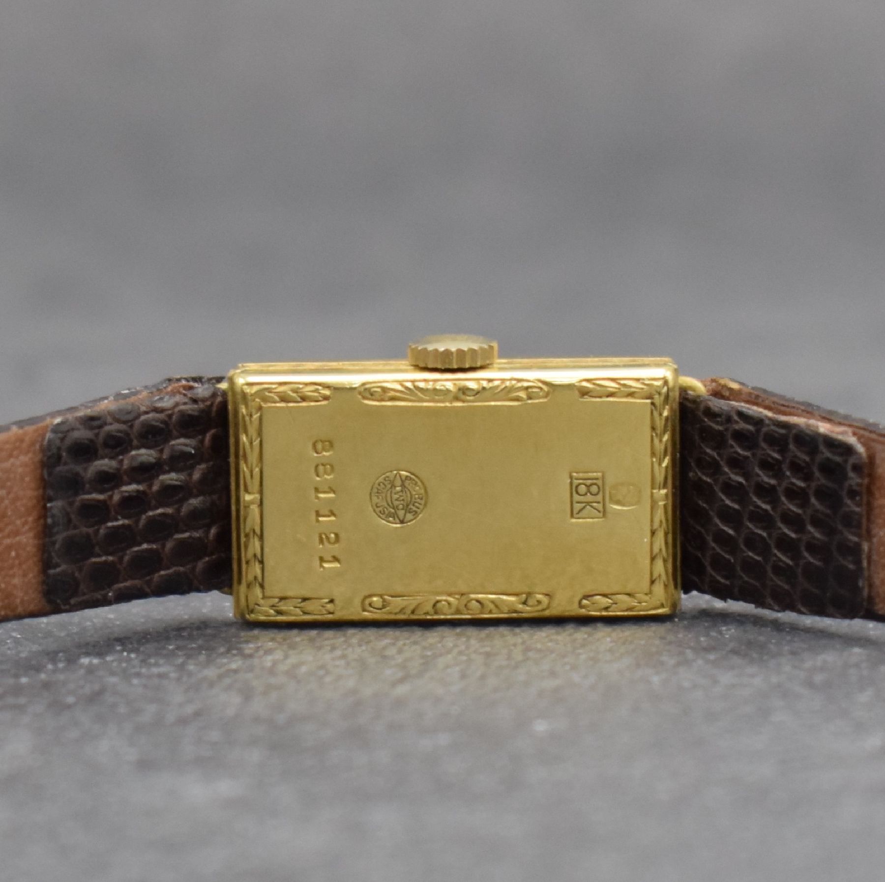 Detail e: IWC seltene, frühe Damenarmbanduhr in GG 750/000, Handaufzug, Schweiz um 1962, Scharniergeh. allseitig fein graviert, silb. Zifferbl. m. arab. Std. ...