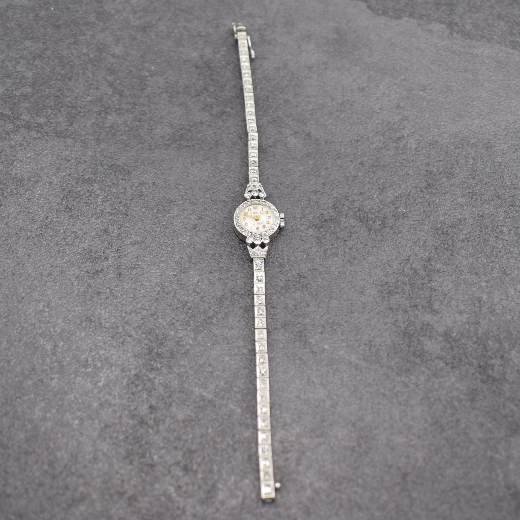 ROYCE Diamantbesetzte Damenuhr in Platin, um 1945, Handaufzug, gedr. Geh. sowie orig. Platinband m. ca. 1,0 ct Diamanten bes., silb. Zifferbl. pat., ...