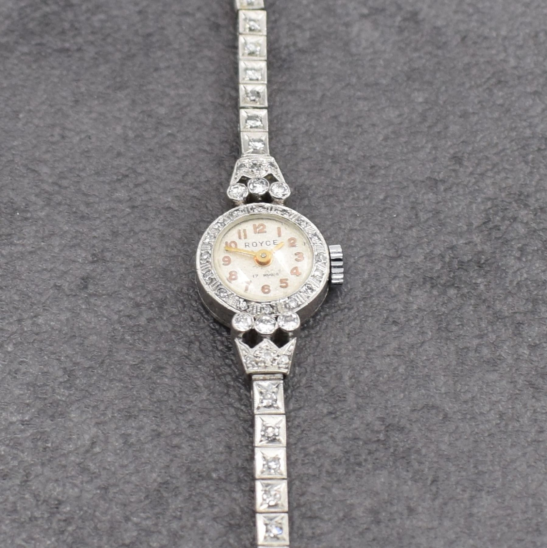 Detail a: ROYCE Diamantbesetzte Damenuhr in Platin, um 1945, Handaufzug, gedr. Geh. sowie orig. Platinband m. ca. 1,0 ct Diamanten bes., silb. Zifferbl. pat., ...