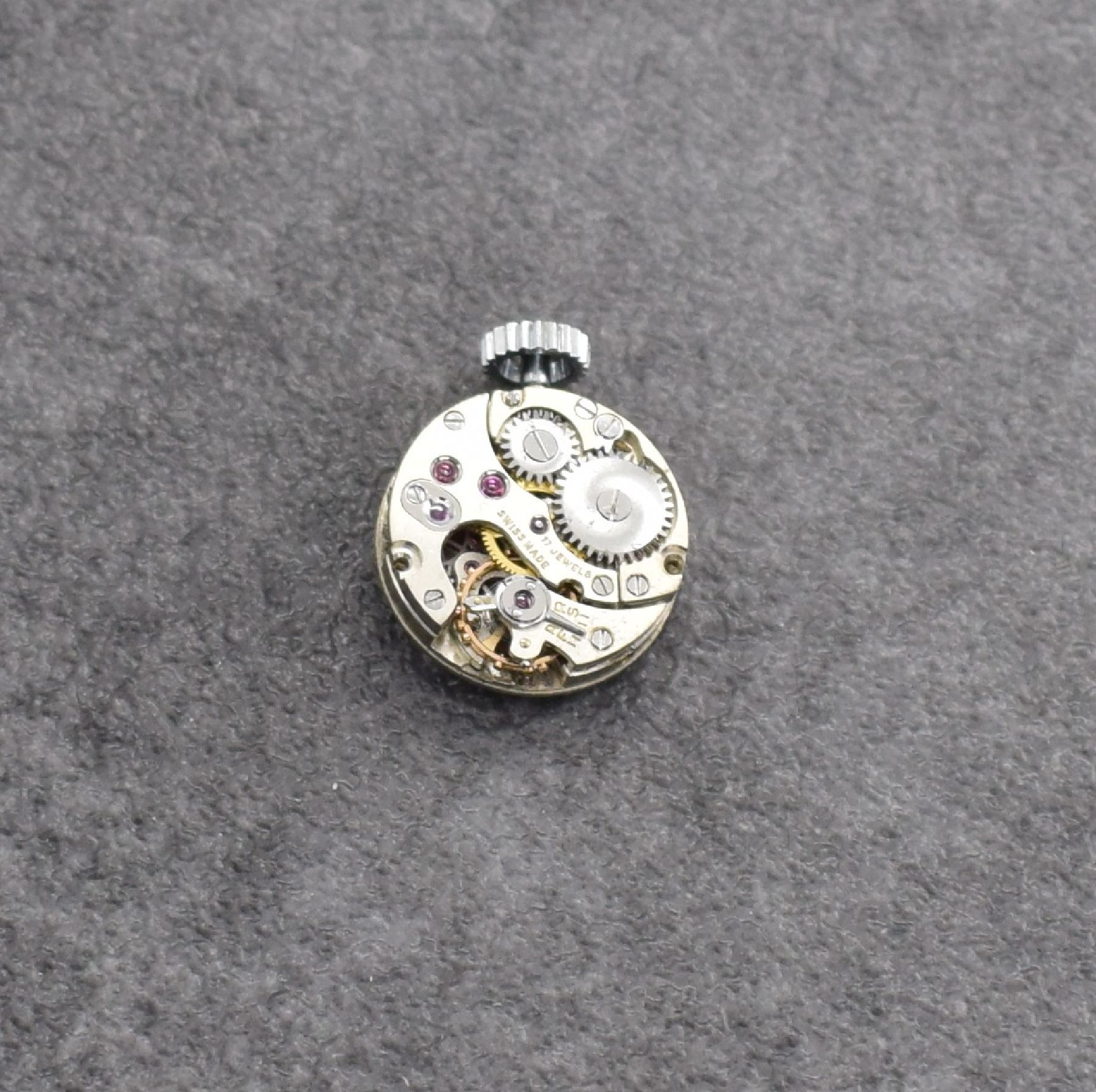 Detail c: ROYCE Diamantbesetzte Damenuhr in Platin, um 1945, Handaufzug, gedr. Geh. sowie orig. Platinband m. ca. 1,0 ct Diamanten bes., silb. Zifferbl. pat., ...