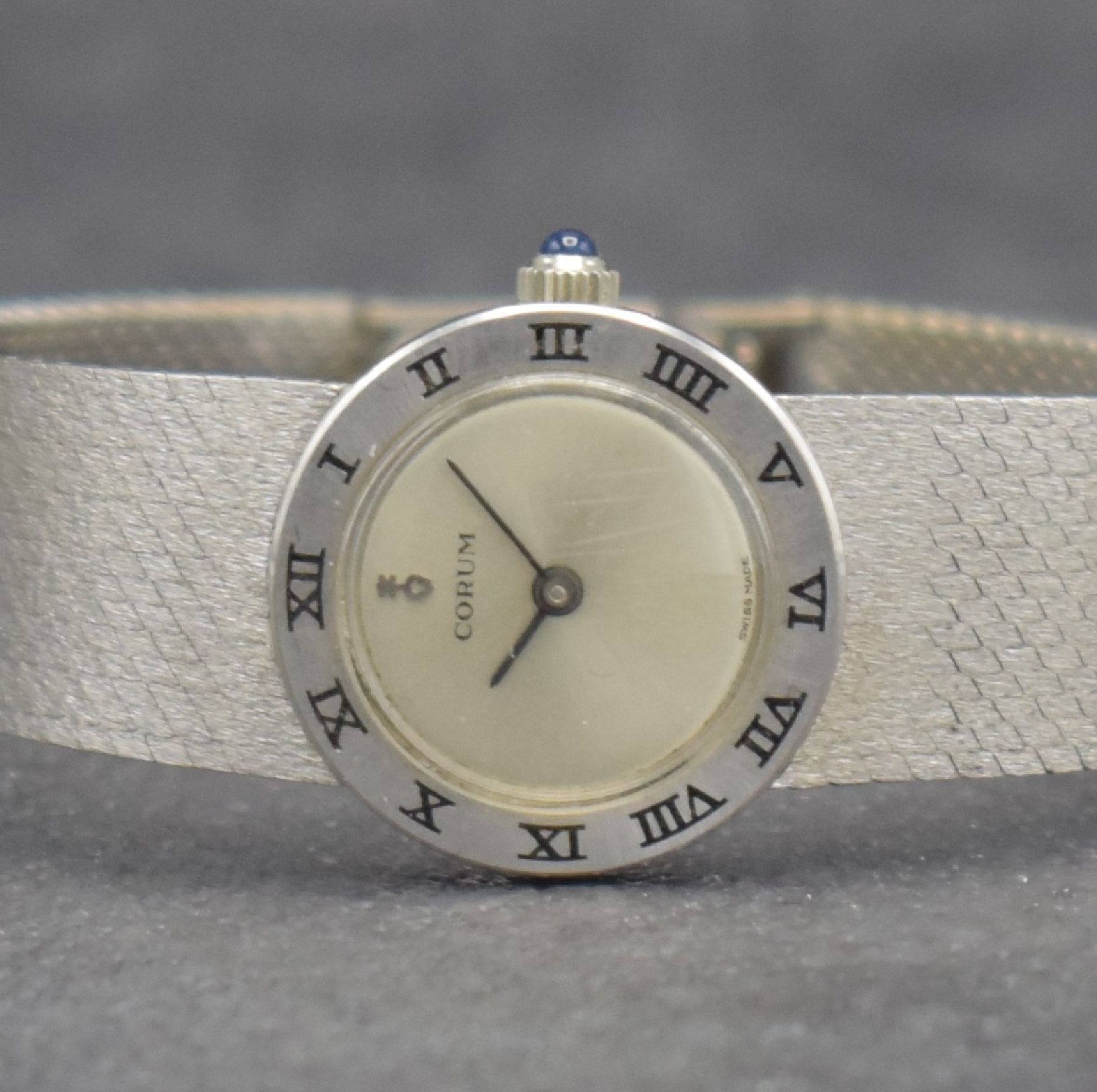 Detail a: CORUM feine Damengoldbanduhr in WG 750/000, Schweiz um 1965, Handaufzug, gedr. Geh., Lünette m. röm. Std.-Zahlen, fixiertes Milanaiseband, silb. ...