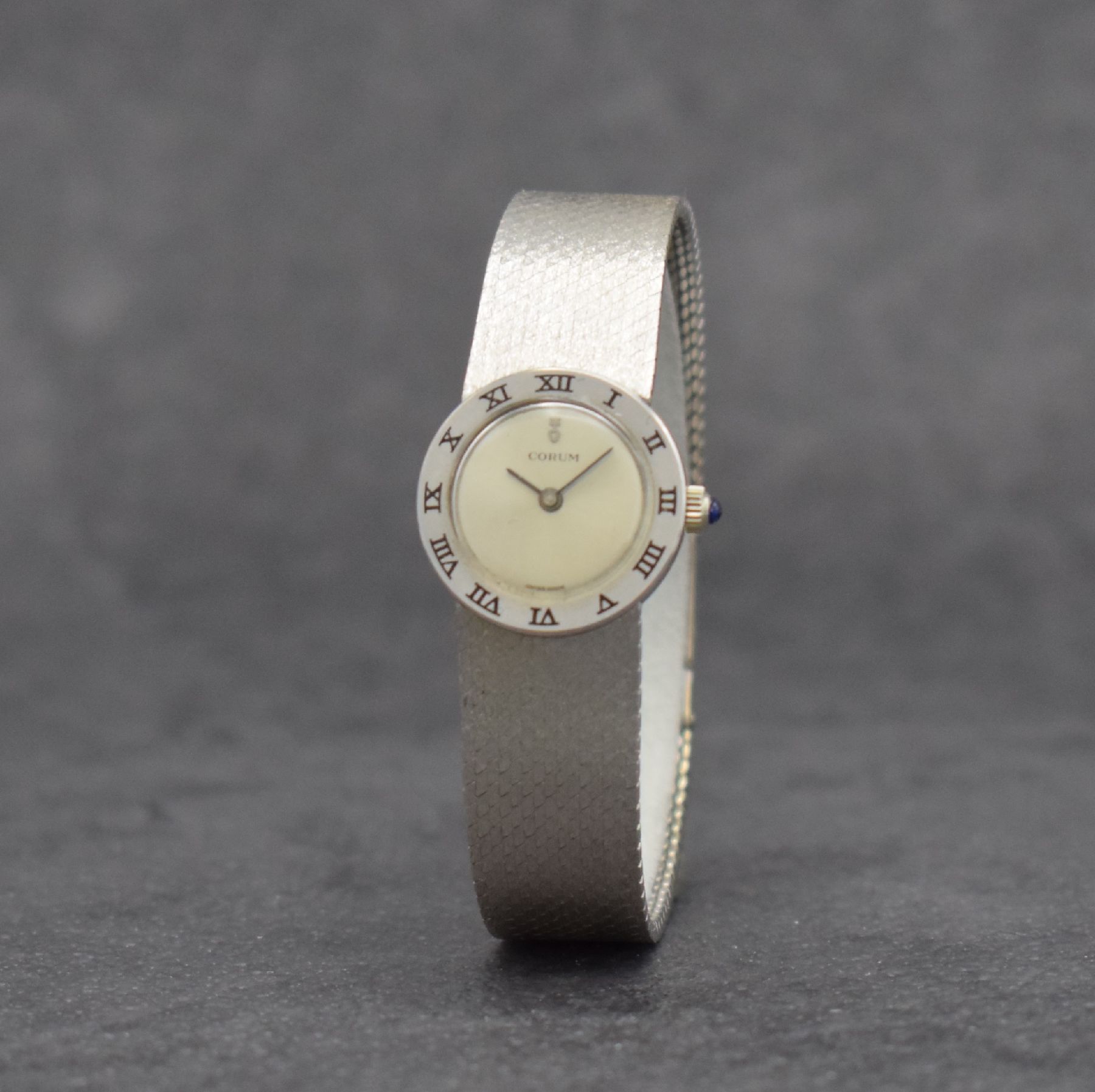Detail b: CORUM feine Damengoldbanduhr in WG 750/000, Schweiz um 1965, Handaufzug, gedr. Geh., Lünette m. röm. Std.-Zahlen, fixiertes Milanaiseband, silb. ...