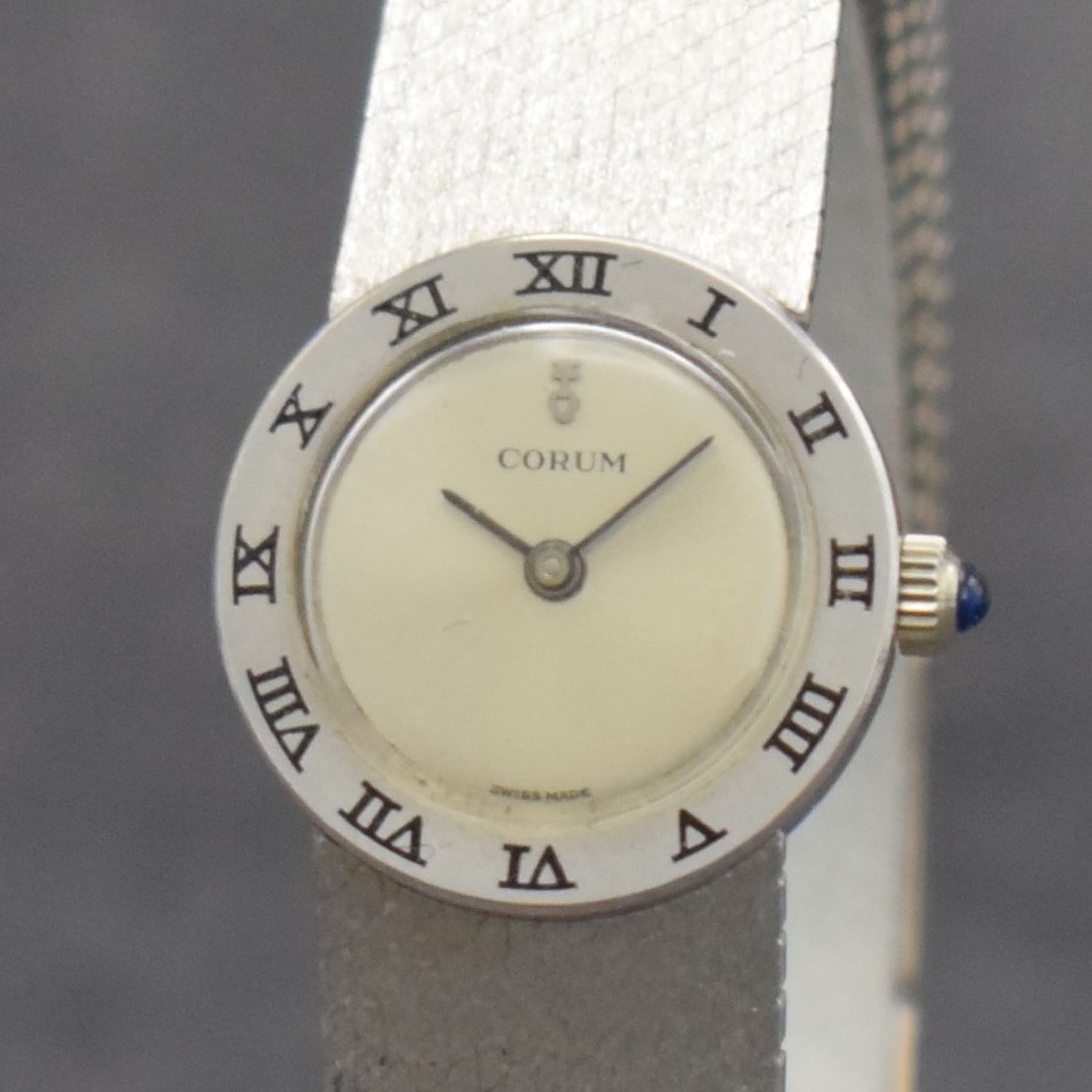 Detail c: CORUM feine Damengoldbanduhr in WG 750/000, Schweiz um 1965, Handaufzug, gedr. Geh., Lünette m. röm. Std.-Zahlen, fixiertes Milanaiseband, silb. ...