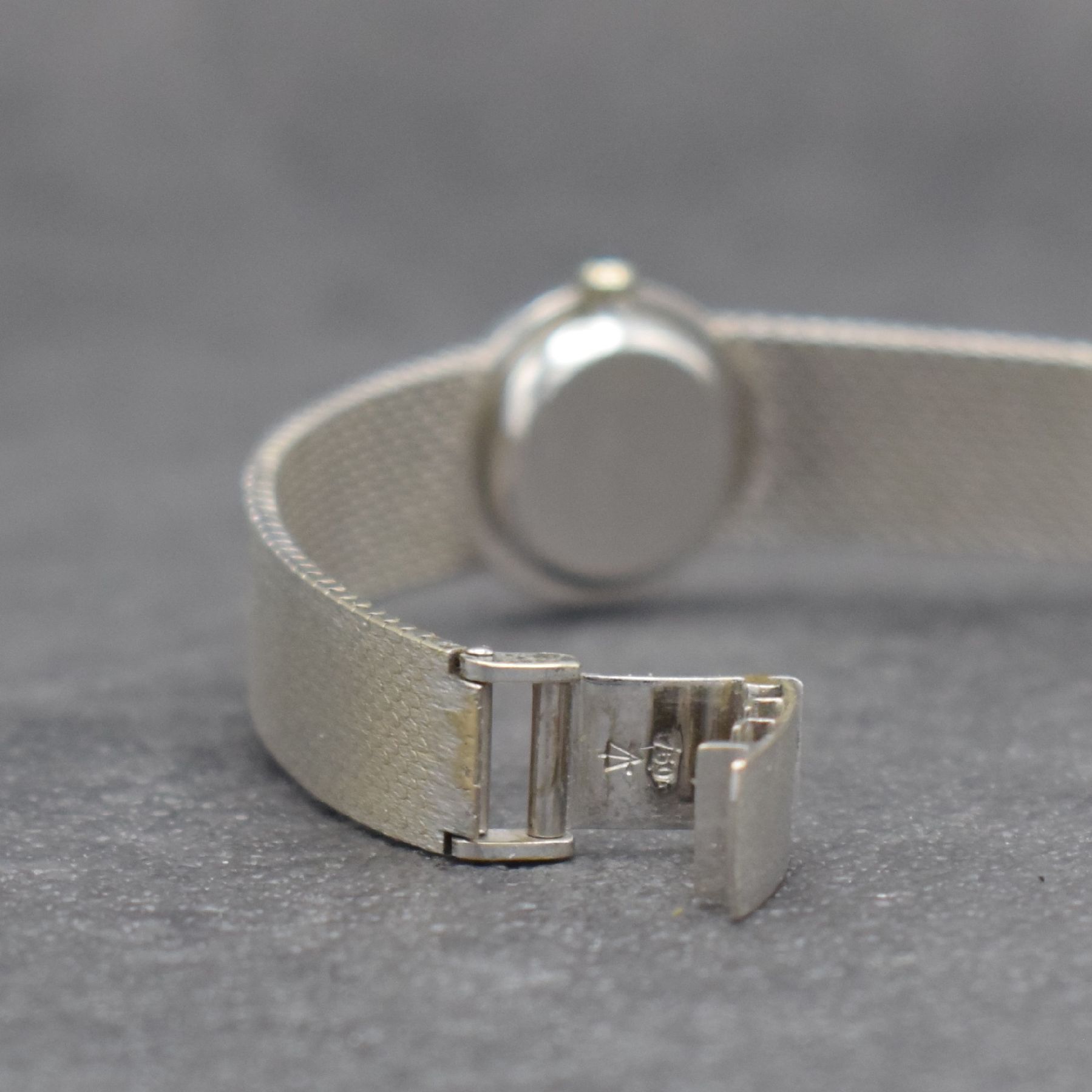 Detail d: CORUM feine Damengoldbanduhr in WG 750/000, Schweiz um 1965, Handaufzug, gedr. Geh., Lünette m. röm. Std.-Zahlen, fixiertes Milanaiseband, silb. ...