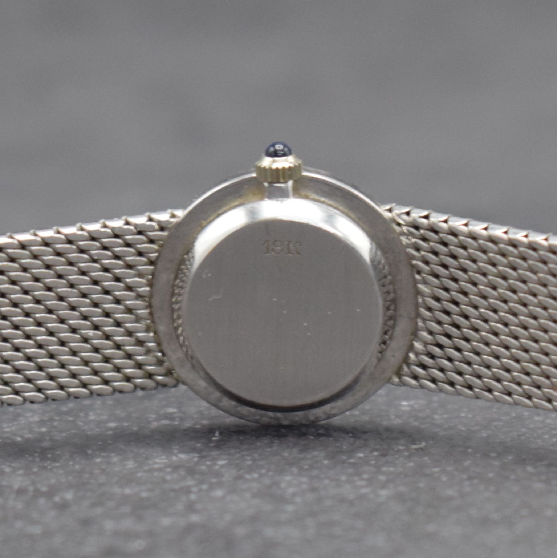 Detail e: CORUM feine Damengoldbanduhr in WG 750/000, Schweiz um 1965, Handaufzug, gedr. Geh., Lünette m. röm. Std.-Zahlen, fixiertes Milanaiseband, silb. ...