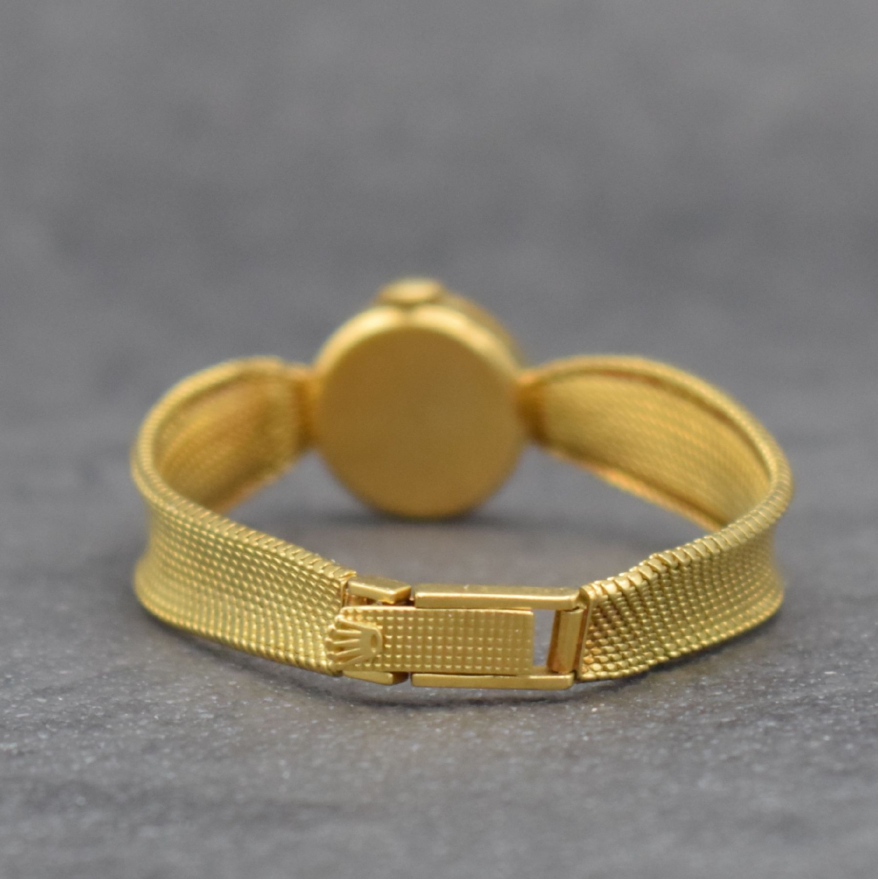 Detail b: ROLEX Damengoldbanduhr in GG 750/000, Schweiz um 1950, Handaufzug, gedr. Geh., anges. Milanaiseband zum Geh. gerafft, silb. Zifferbl., gold. Indizes ...