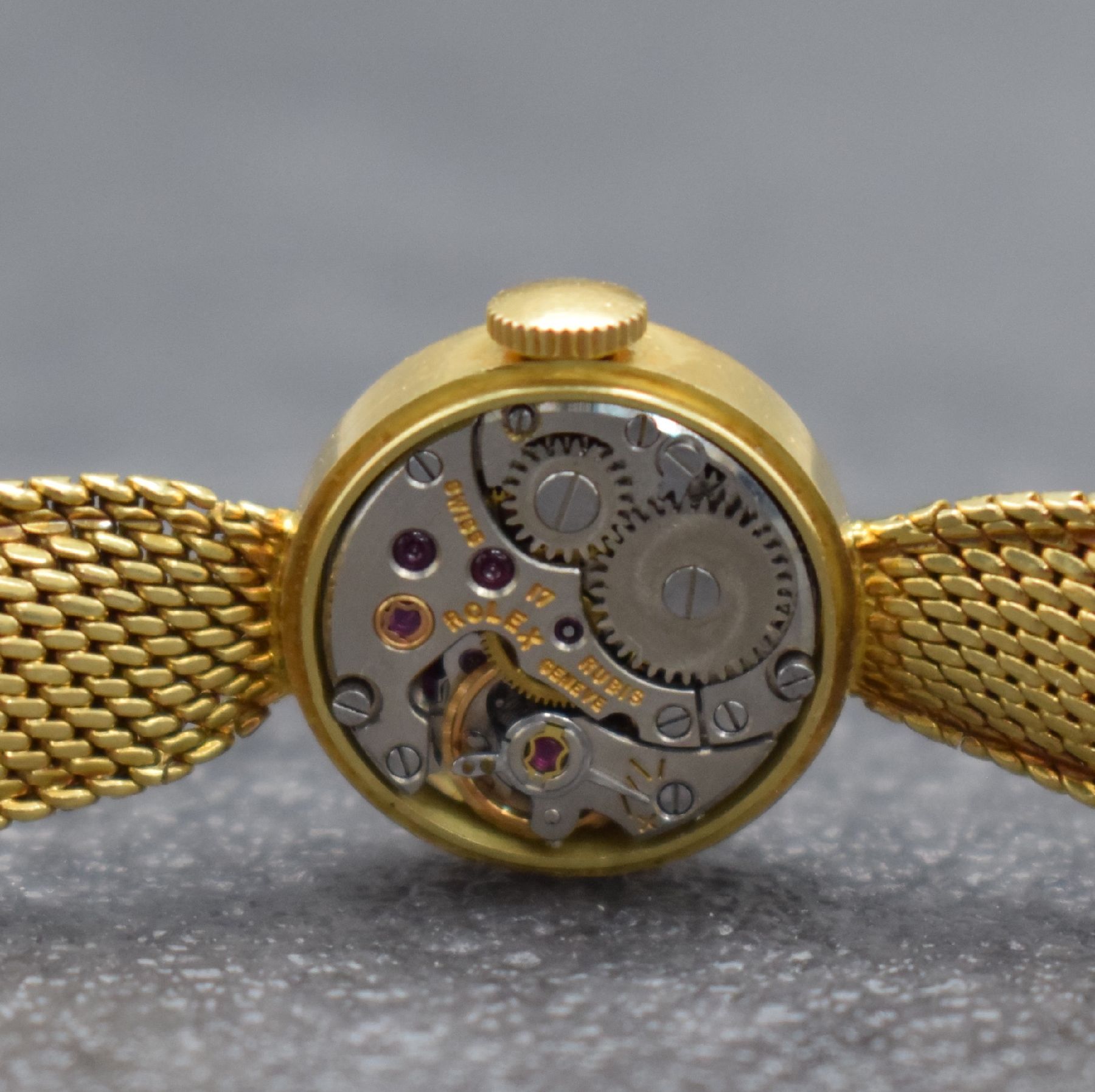 Detail e: ROLEX Damengoldbanduhr in GG 750/000, Schweiz um 1950, Handaufzug, gedr. Geh., anges. Milanaiseband zum Geh. gerafft, silb. Zifferbl., gold. Indizes ...