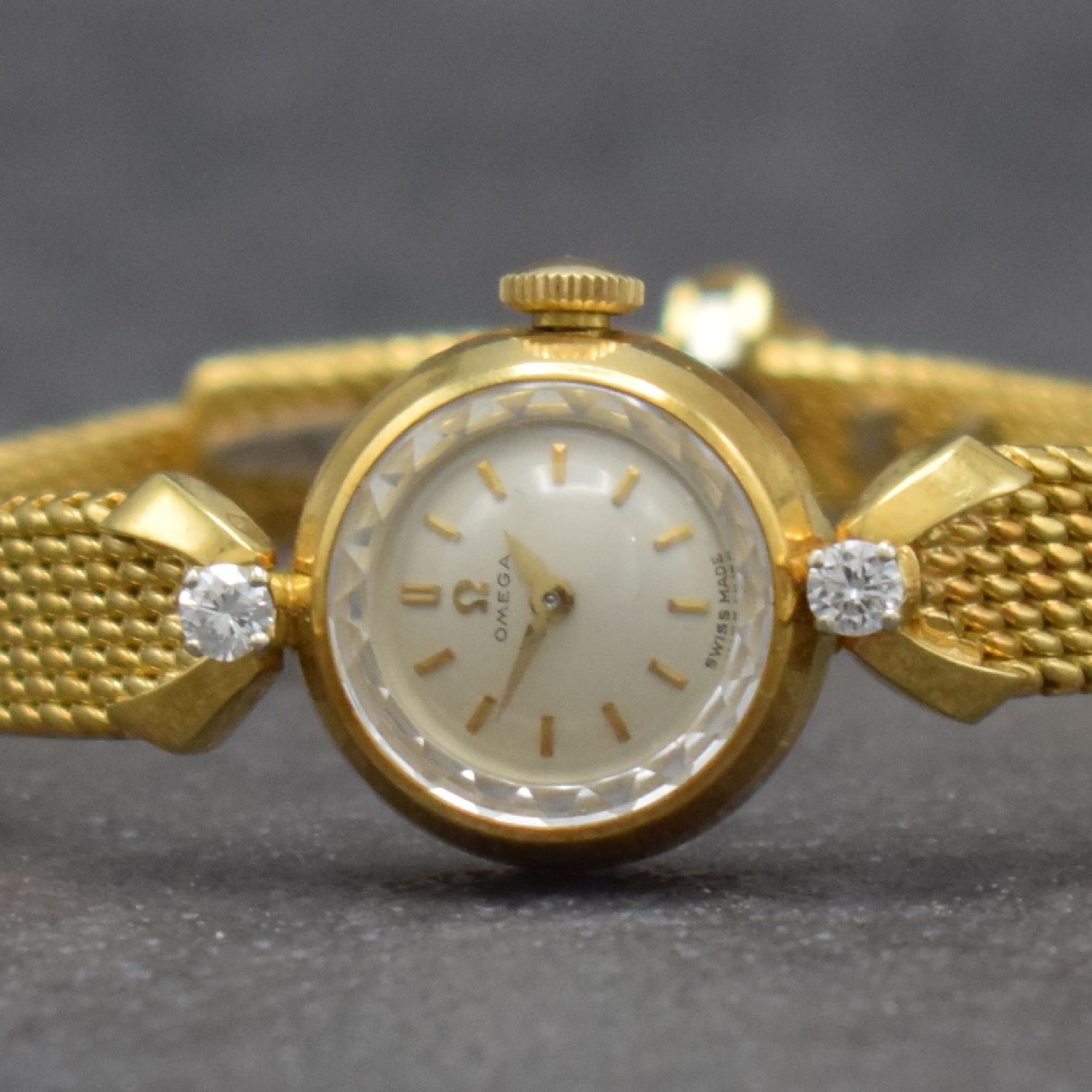 Detail a: OMEGA Damenarmbanduhr in GG 750/000, Handaufzug, Schweiz um 1960, Ref. 7049, 2- teil. Geh., Boden aufgedr., Band zum Geh. m. 2 Diamanten bes., silb. ...