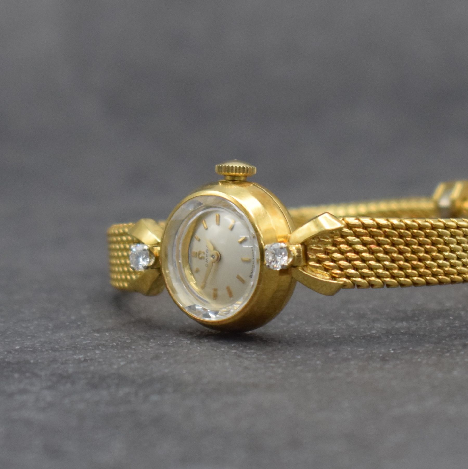 Detail b: OMEGA Damenarmbanduhr in GG 750/000, Handaufzug, Schweiz um 1960, Ref. 7049, 2- teil. Geh., Boden aufgedr., Band zum Geh. m. 2 Diamanten bes., silb. ...
