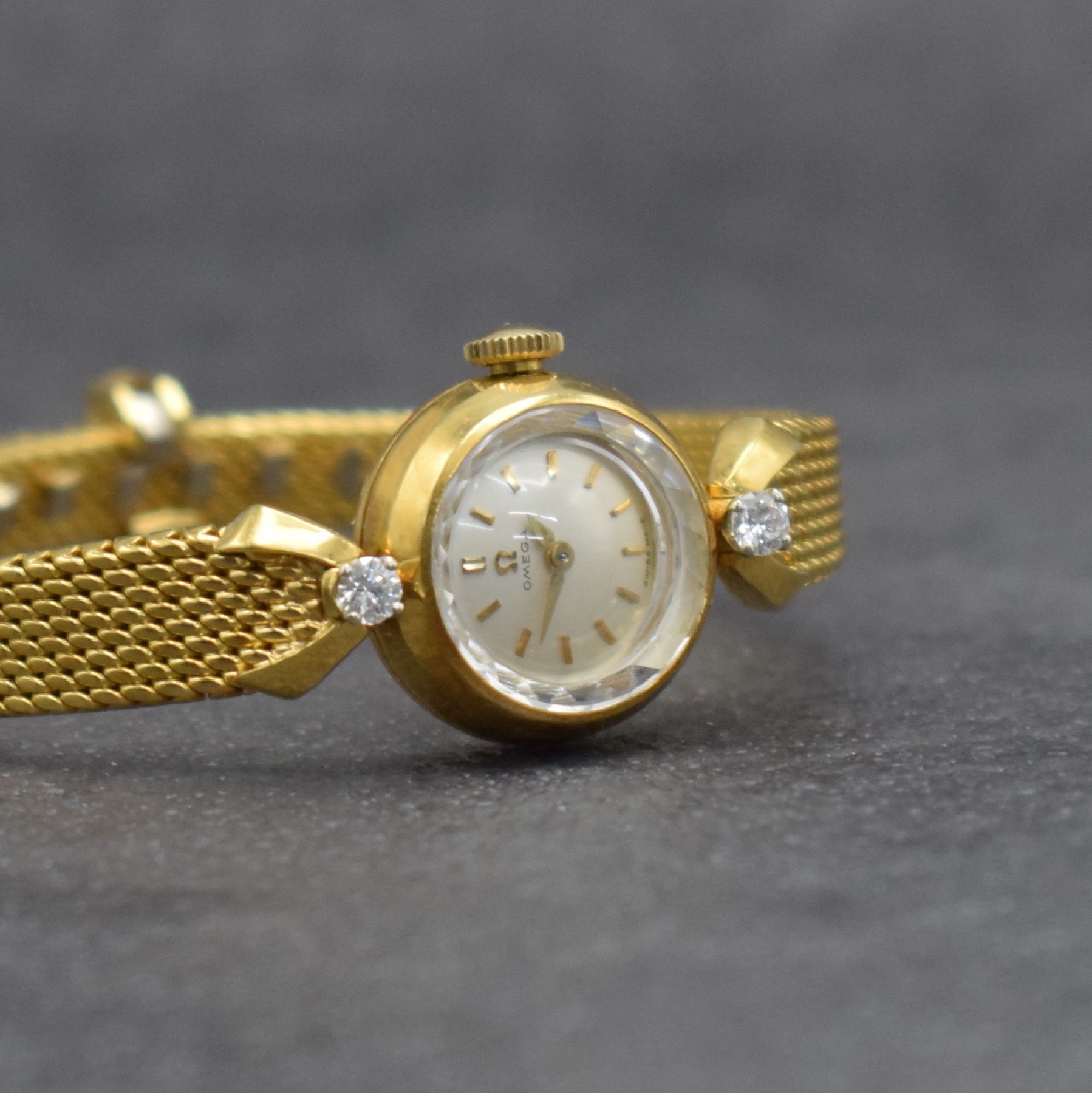 Detail c: OMEGA Damenarmbanduhr in GG 750/000, Handaufzug, Schweiz um 1960, Ref. 7049, 2- teil. Geh., Boden aufgedr., Band zum Geh. m. 2 Diamanten bes., silb. ...