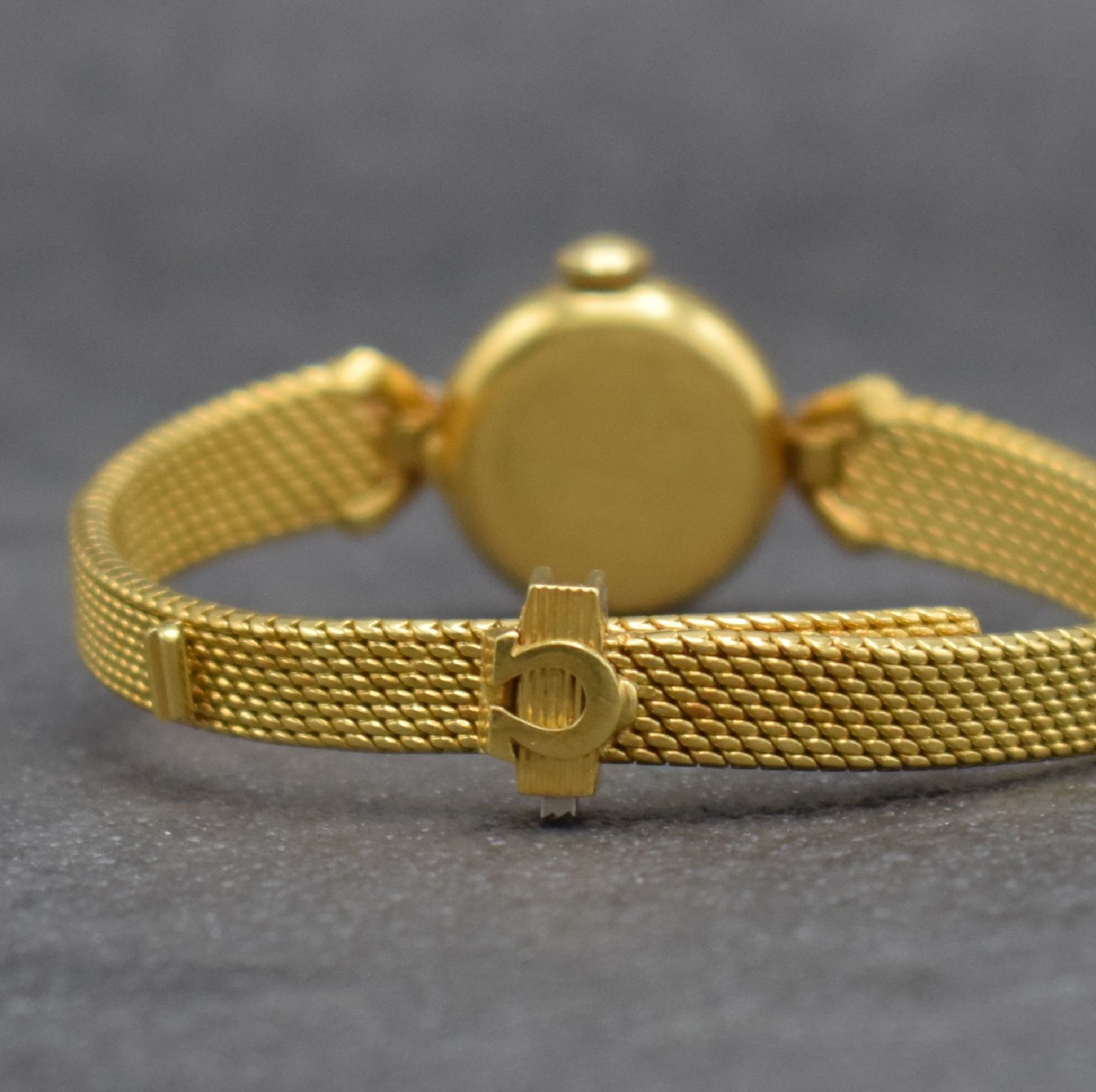 Detail d: OMEGA Damenarmbanduhr in GG 750/000, Handaufzug, Schweiz um 1960, Ref. 7049, 2- teil. Geh., Boden aufgedr., Band zum Geh. m. 2 Diamanten bes., silb. ...