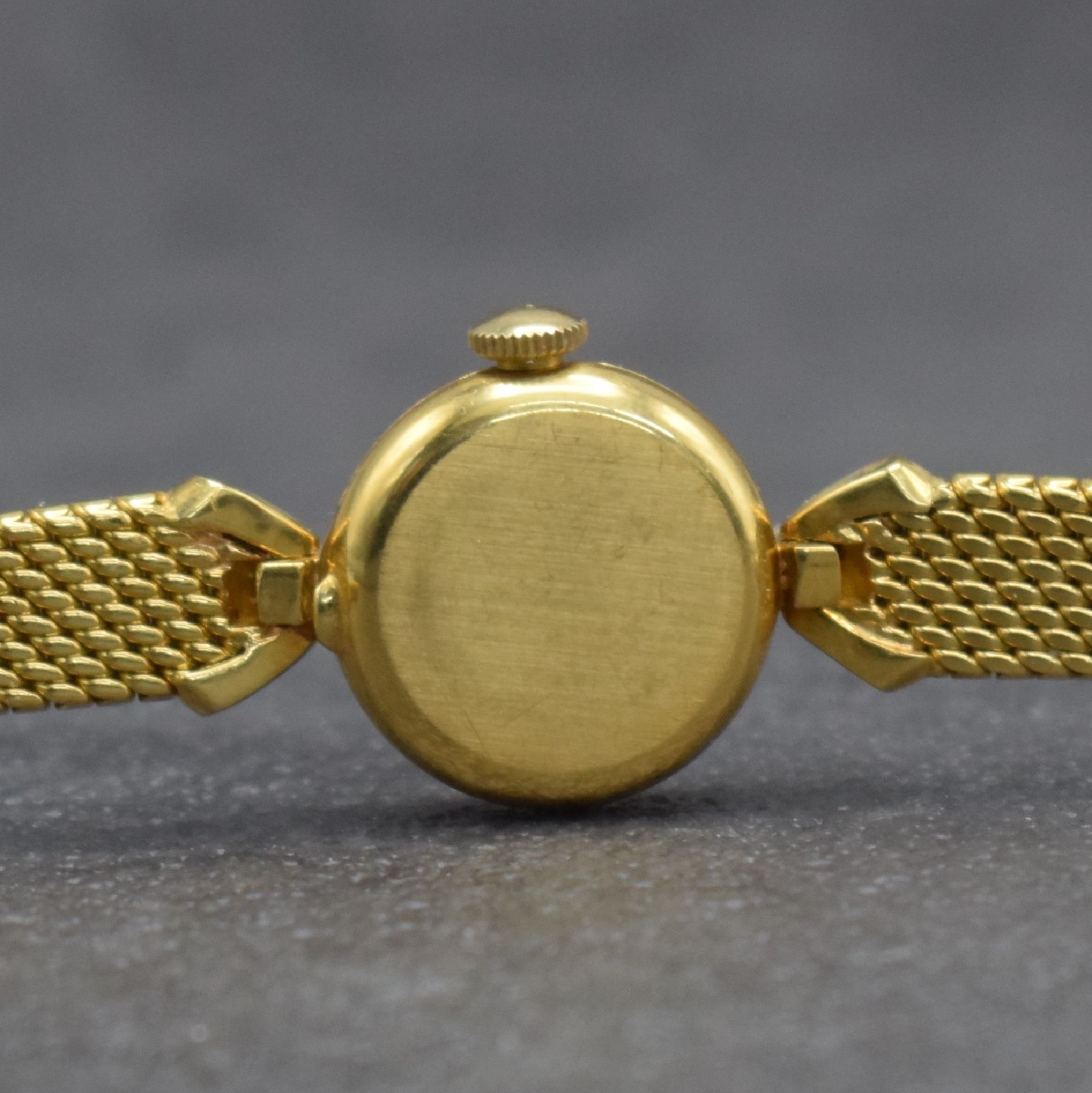 Detail e: OMEGA Damenarmbanduhr in GG 750/000, Handaufzug, Schweiz um 1960, Ref. 7049, 2- teil. Geh., Boden aufgedr., Band zum Geh. m. 2 Diamanten bes., silb. ...