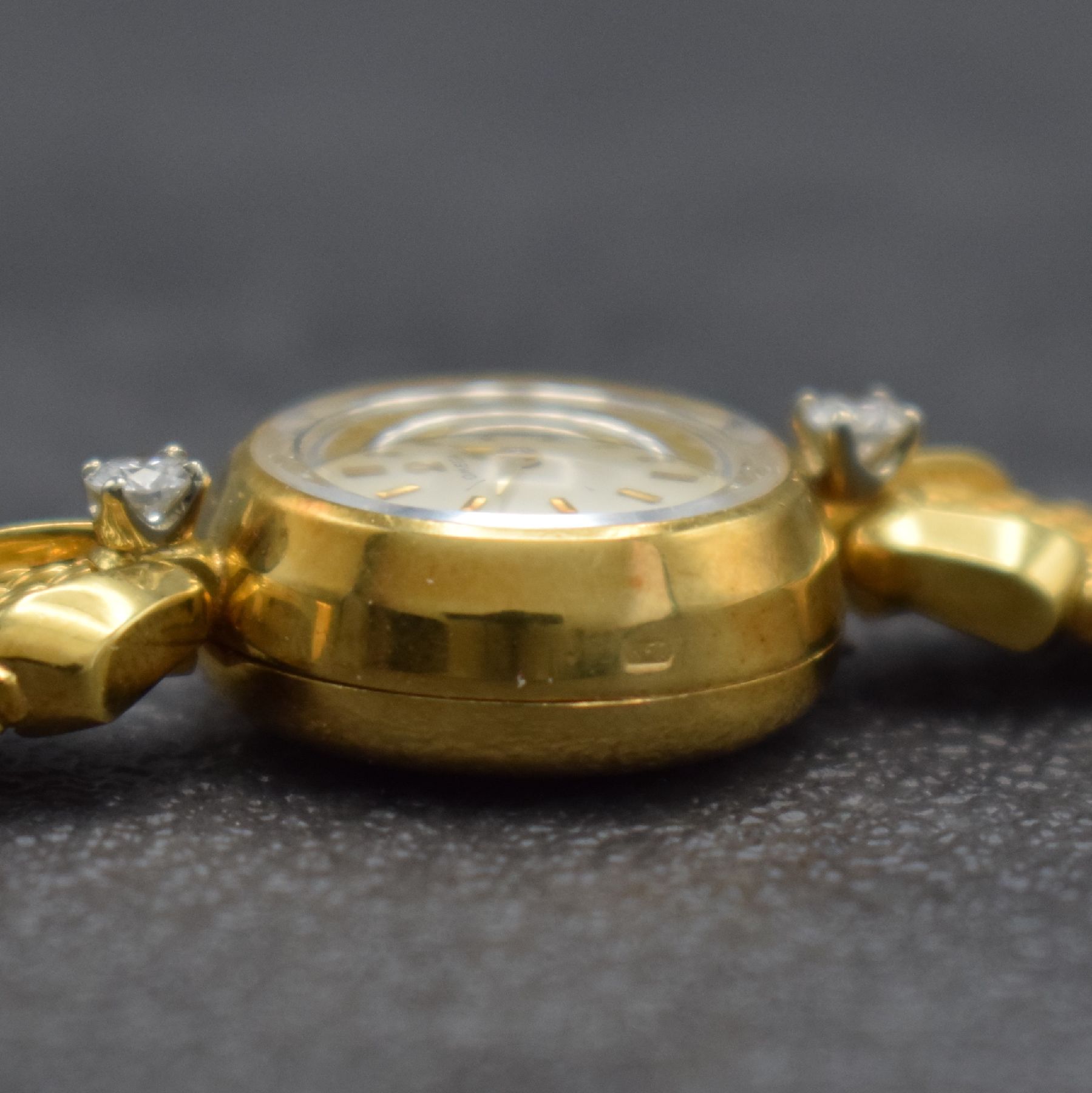 Detail f: OMEGA Damenarmbanduhr in GG 750/000, Handaufzug, Schweiz um 1960, Ref. 7049, 2- teil. Geh., Boden aufgedr., Band zum Geh. m. 2 Diamanten bes., silb. ...