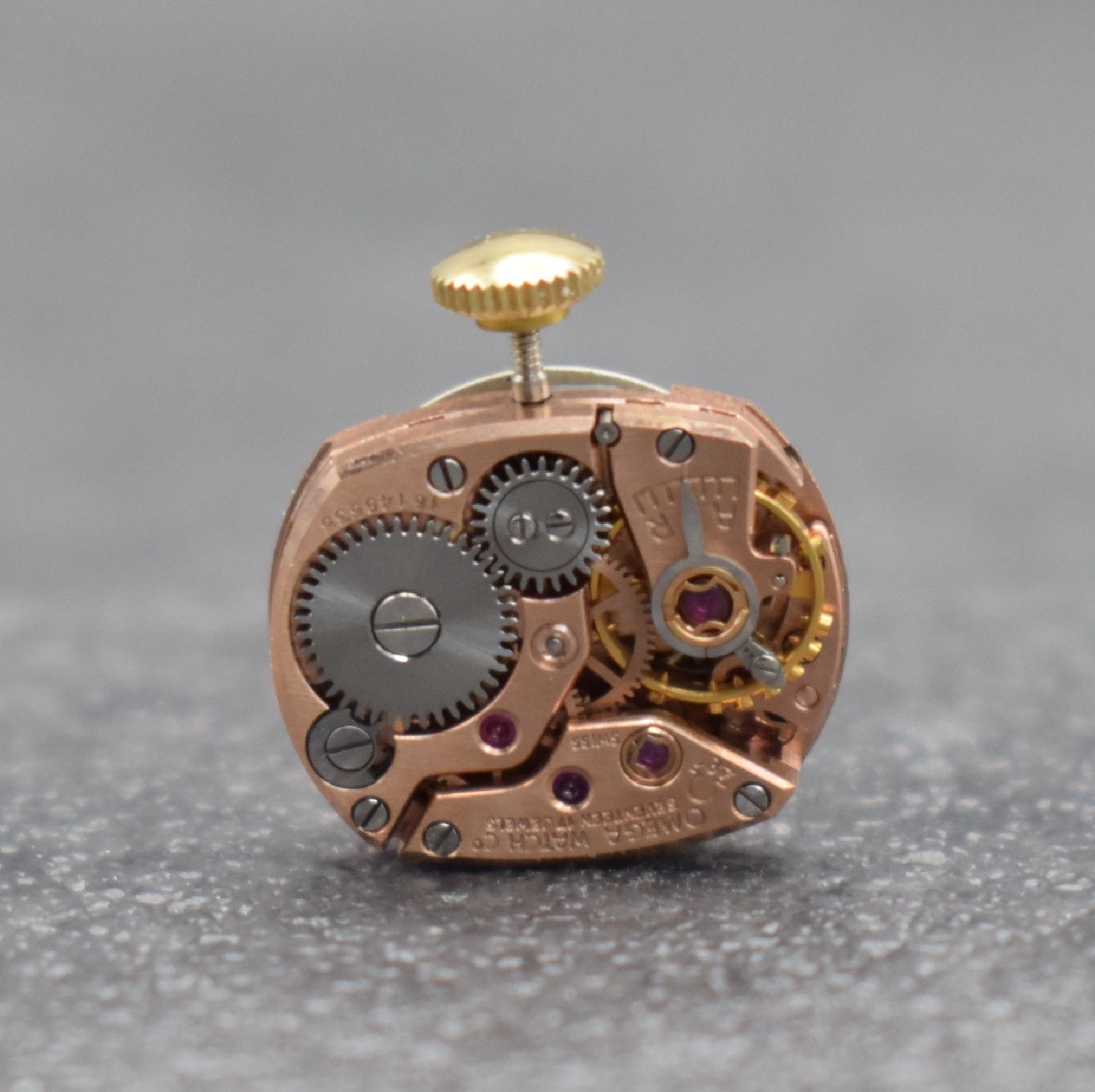 Detail g: OMEGA Damenarmbanduhr in GG 750/000, Handaufzug, Schweiz um 1960, Ref. 7049, 2- teil. Geh., Boden aufgedr., Band zum Geh. m. 2 Diamanten bes., silb. ...
