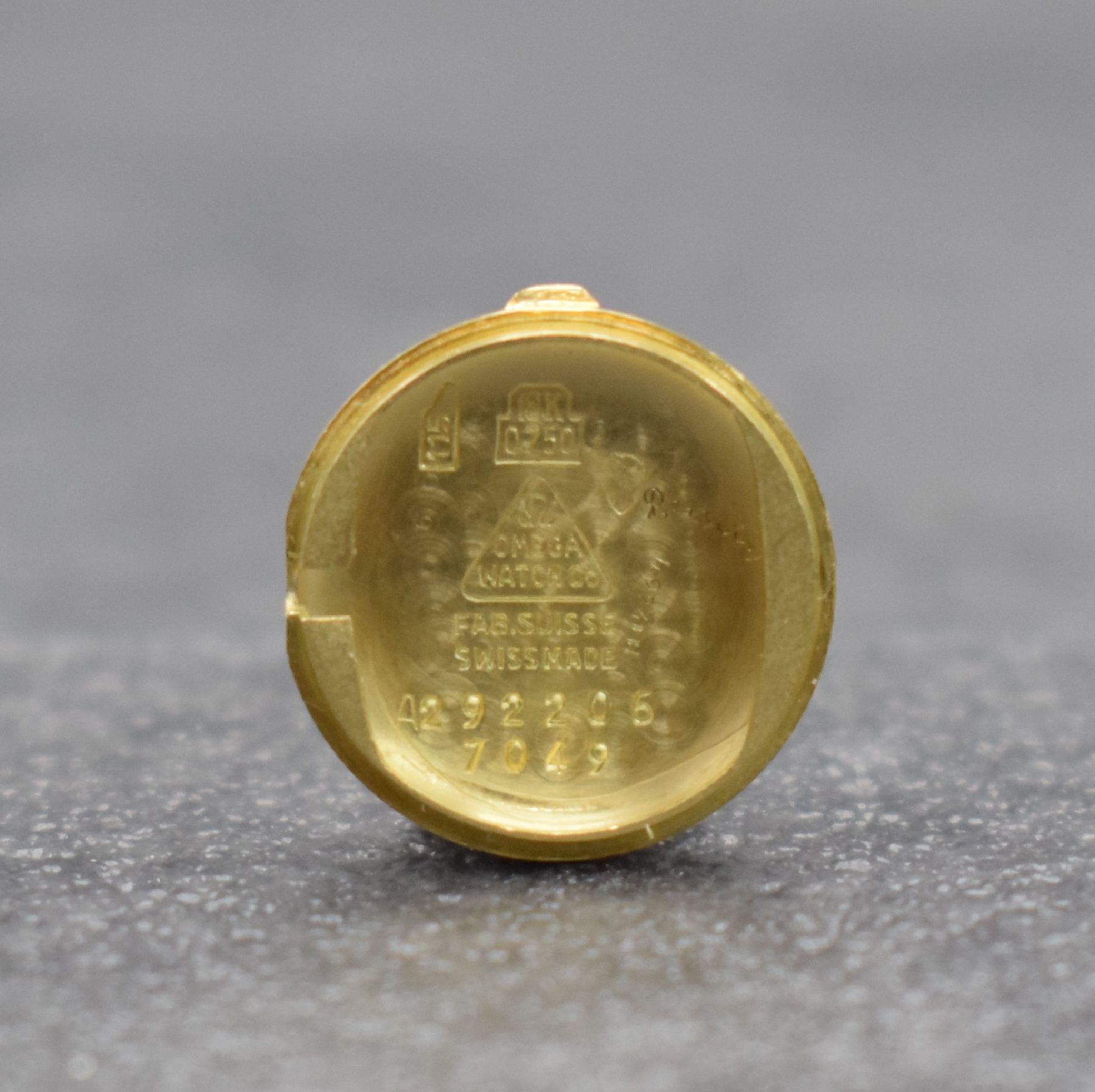 Detail h: OMEGA Damenarmbanduhr in GG 750/000, Handaufzug, Schweiz um 1960, Ref. 7049, 2- teil. Geh., Boden aufgedr., Band zum Geh. m. 2 Diamanten bes., silb. ...