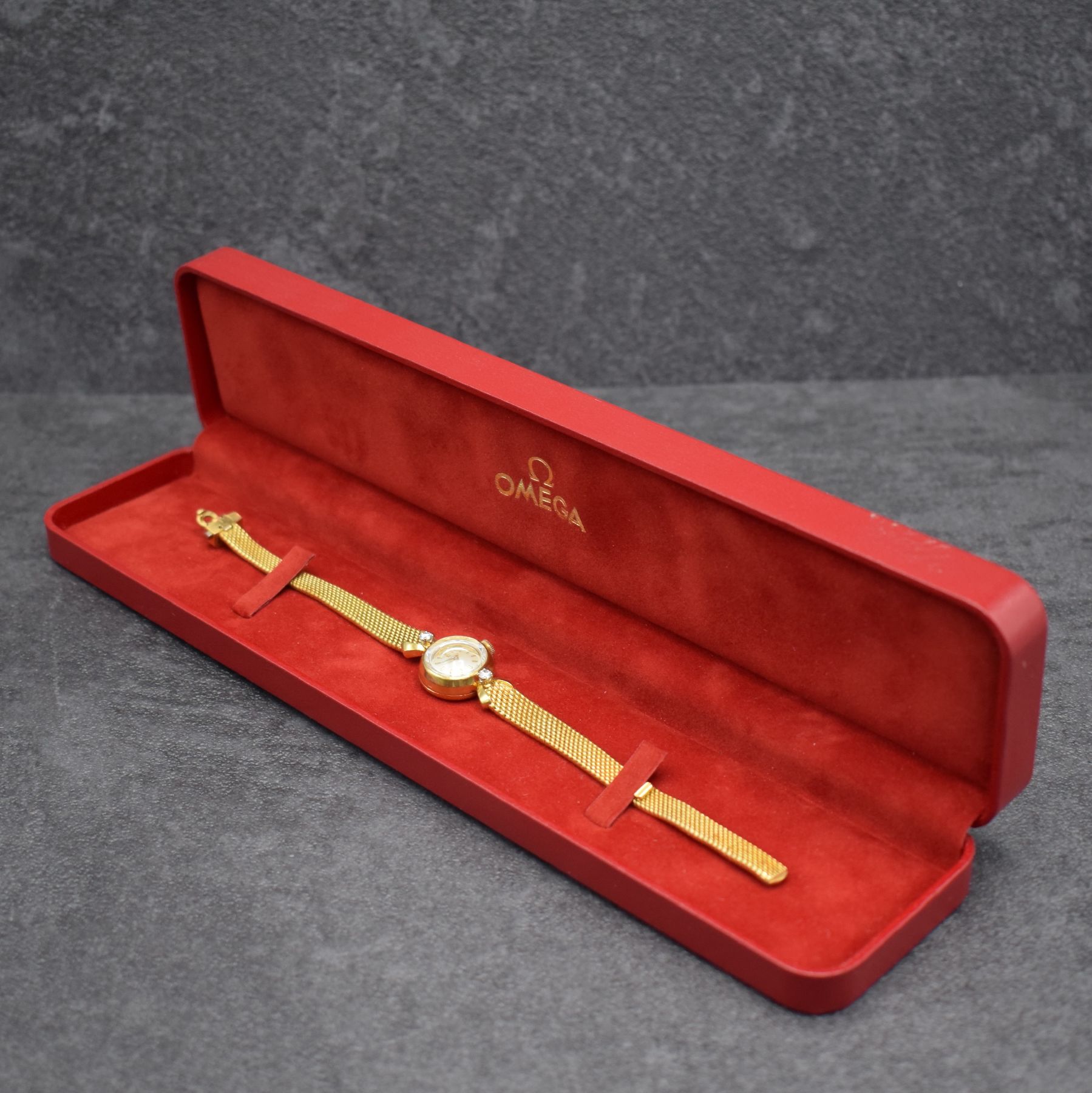 Detail i: OMEGA Damenarmbanduhr in GG 750/000, Handaufzug, Schweiz um 1960, Ref. 7049, 2- teil. Geh., Boden aufgedr., Band zum Geh. m. 2 Diamanten bes., silb. ...