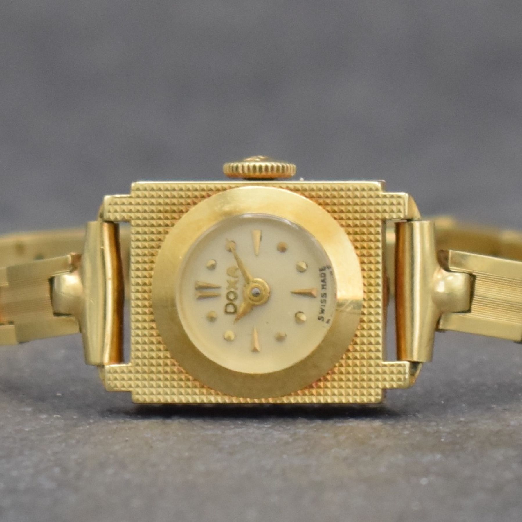 Detail a: DOXA Damengoldbanduhr in GG 585/000, Schweiz um 1960, Handaufzug, rechteck. Geh. m. guill.Front, Boden aufgedr., Gliederband von Kiefer, silb. ...