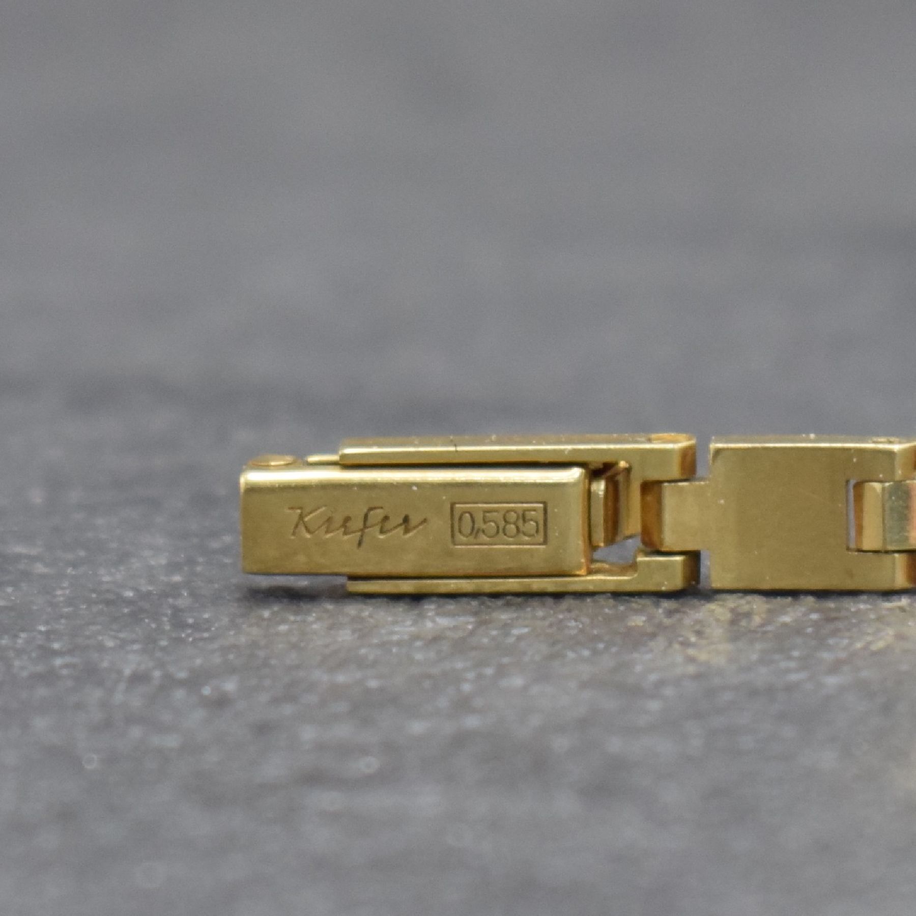 Detail b: DOXA Damengoldbanduhr in GG 585/000, Schweiz um 1960, Handaufzug, rechteck. Geh. m. guill.Front, Boden aufgedr., Gliederband von Kiefer, silb. ...