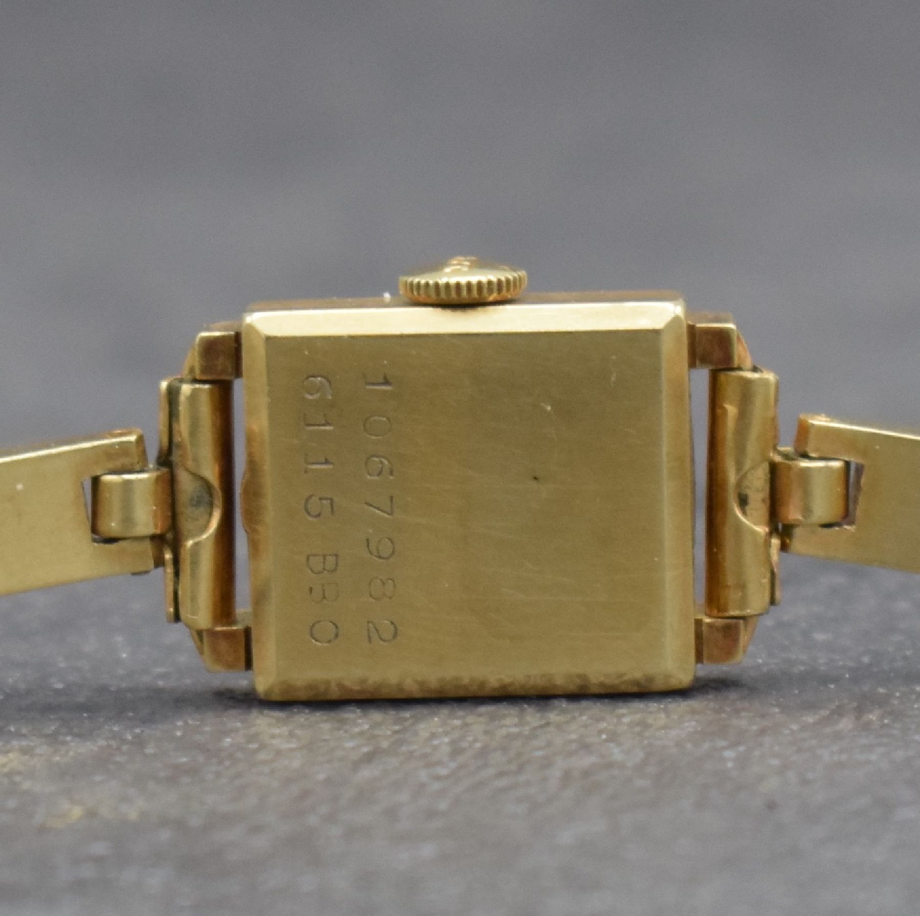 Detail d: DOXA Damengoldbanduhr in GG 585/000, Schweiz um 1960, Handaufzug, rechteck. Geh. m. guill.Front, Boden aufgedr., Gliederband von Kiefer, silb. ...