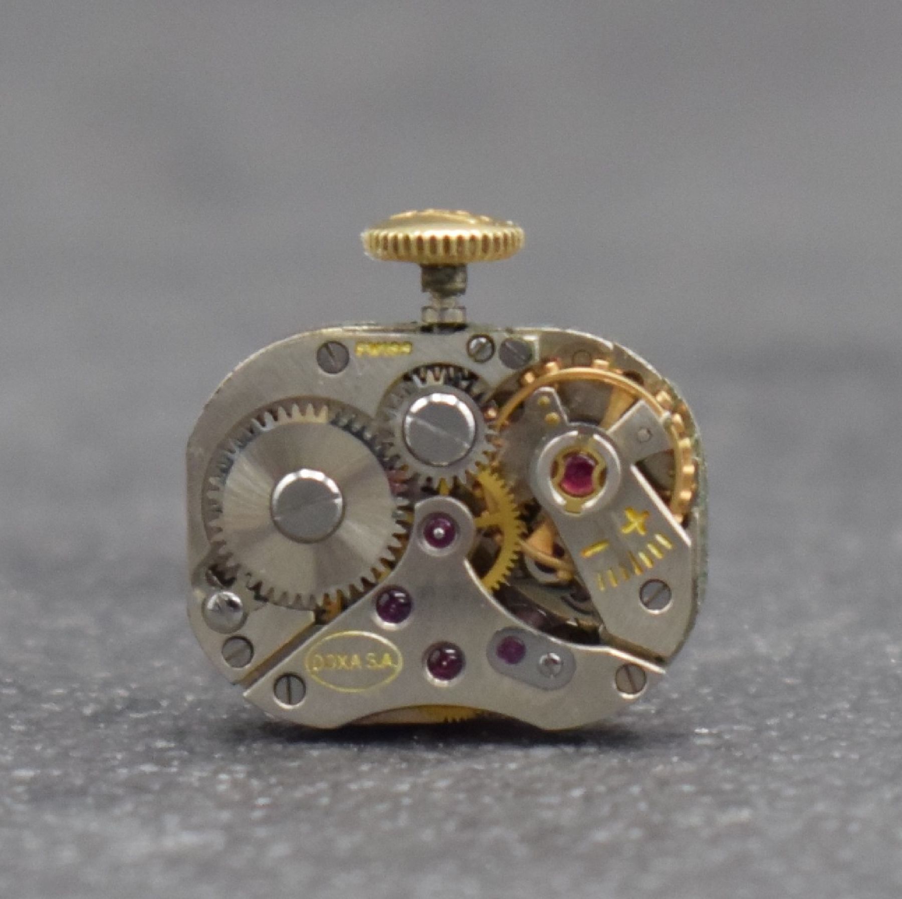 Detail e: DOXA Damengoldbanduhr in GG 585/000, Schweiz um 1960, Handaufzug, rechteck. Geh. m. guill.Front, Boden aufgedr., Gliederband von Kiefer, silb. ...