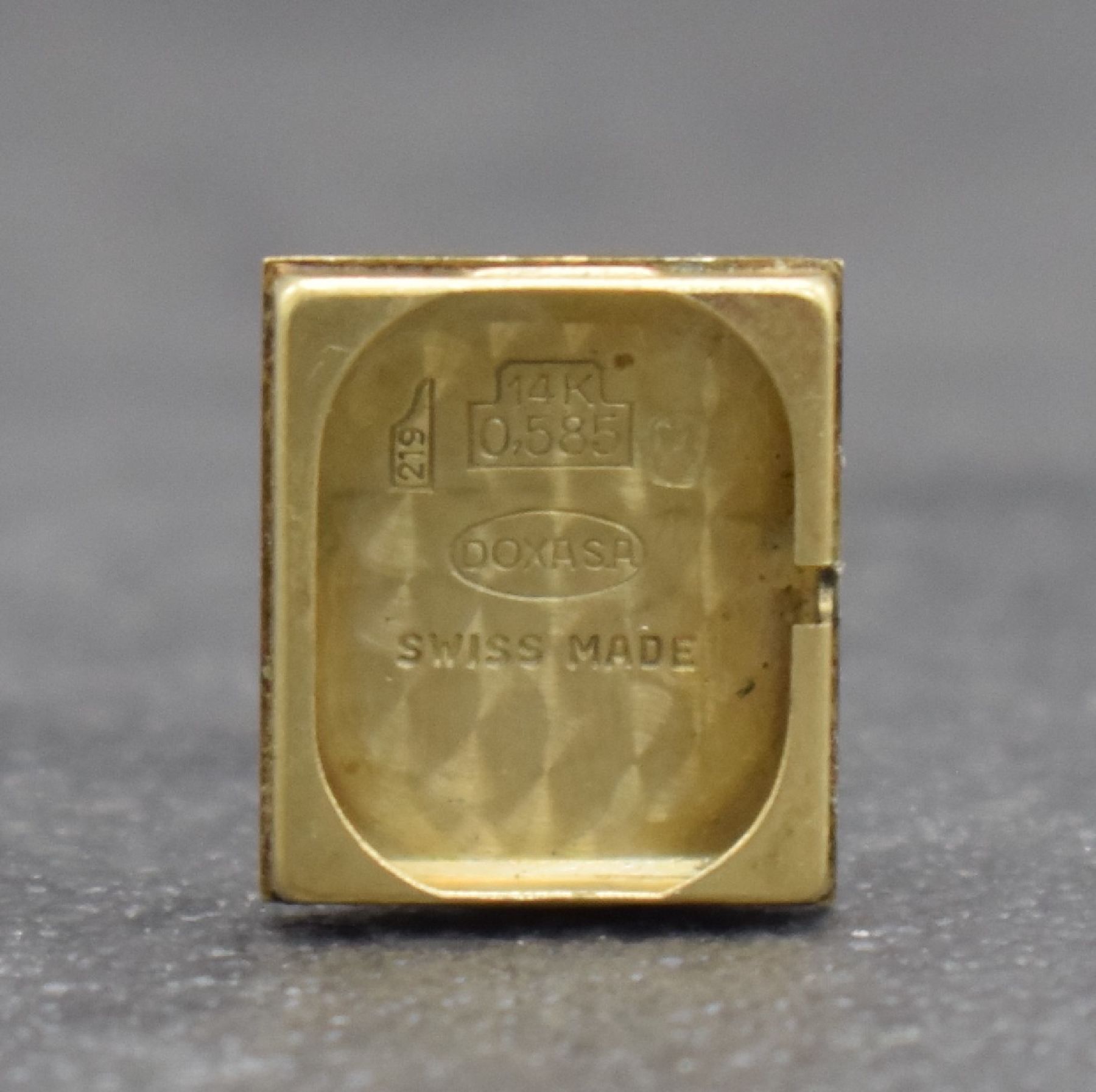 Detail f: DOXA Damengoldbanduhr in GG 585/000, Schweiz um 1960, Handaufzug, rechteck. Geh. m. guill.Front, Boden aufgedr., Gliederband von Kiefer, silb. ...