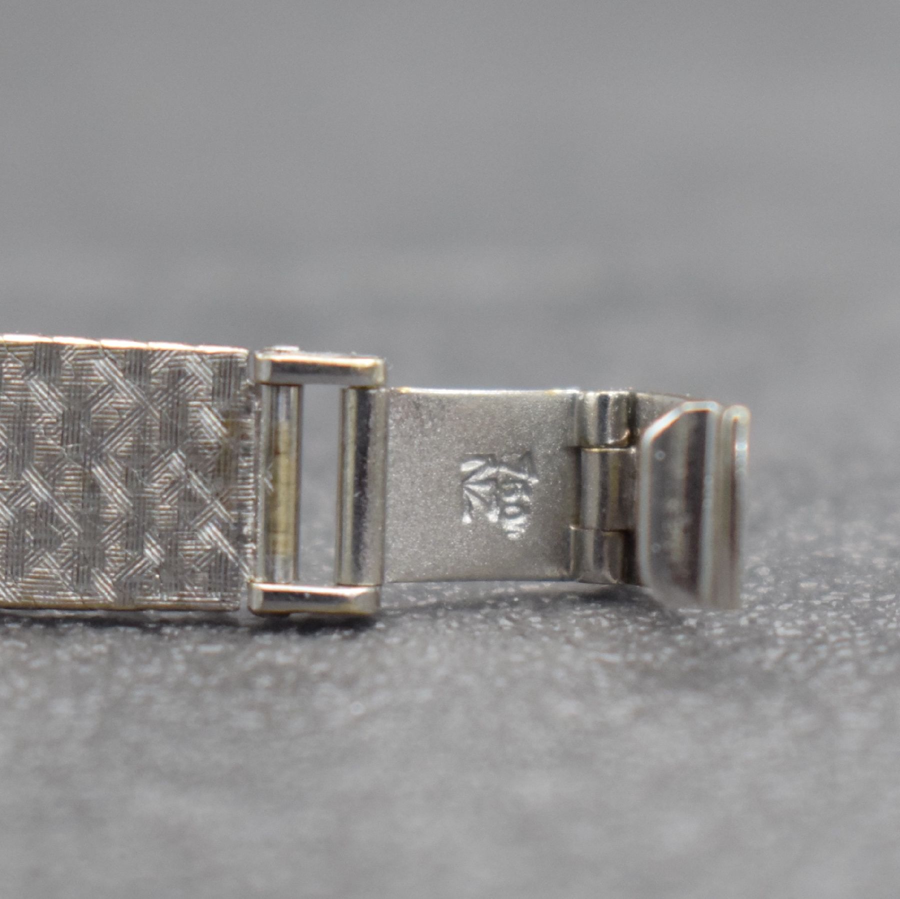 Detail b: ERNST BOREL Baguette-Damenarmbanduhr in WG 750/000, Schweiz um 1970, Handaufzug, gedr. Geh., Milanaiseband mit durchlaufender Schraffur, rechteck. ...