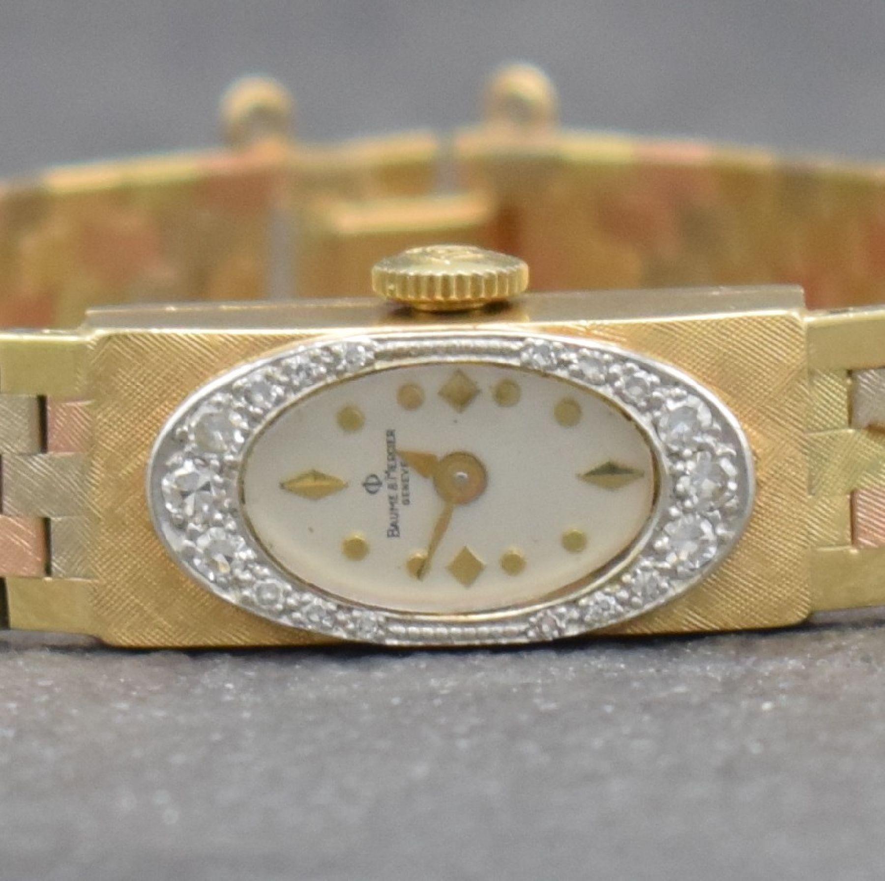 Detail a: BAUME & MERCIER Diamantbesetzte 3-farbige Damenarmbanduhr in GG/RG/WG 585/000, Schweiz um 1960, Handaufzug, Baguette-Geh. m. schraffierter Front, ...