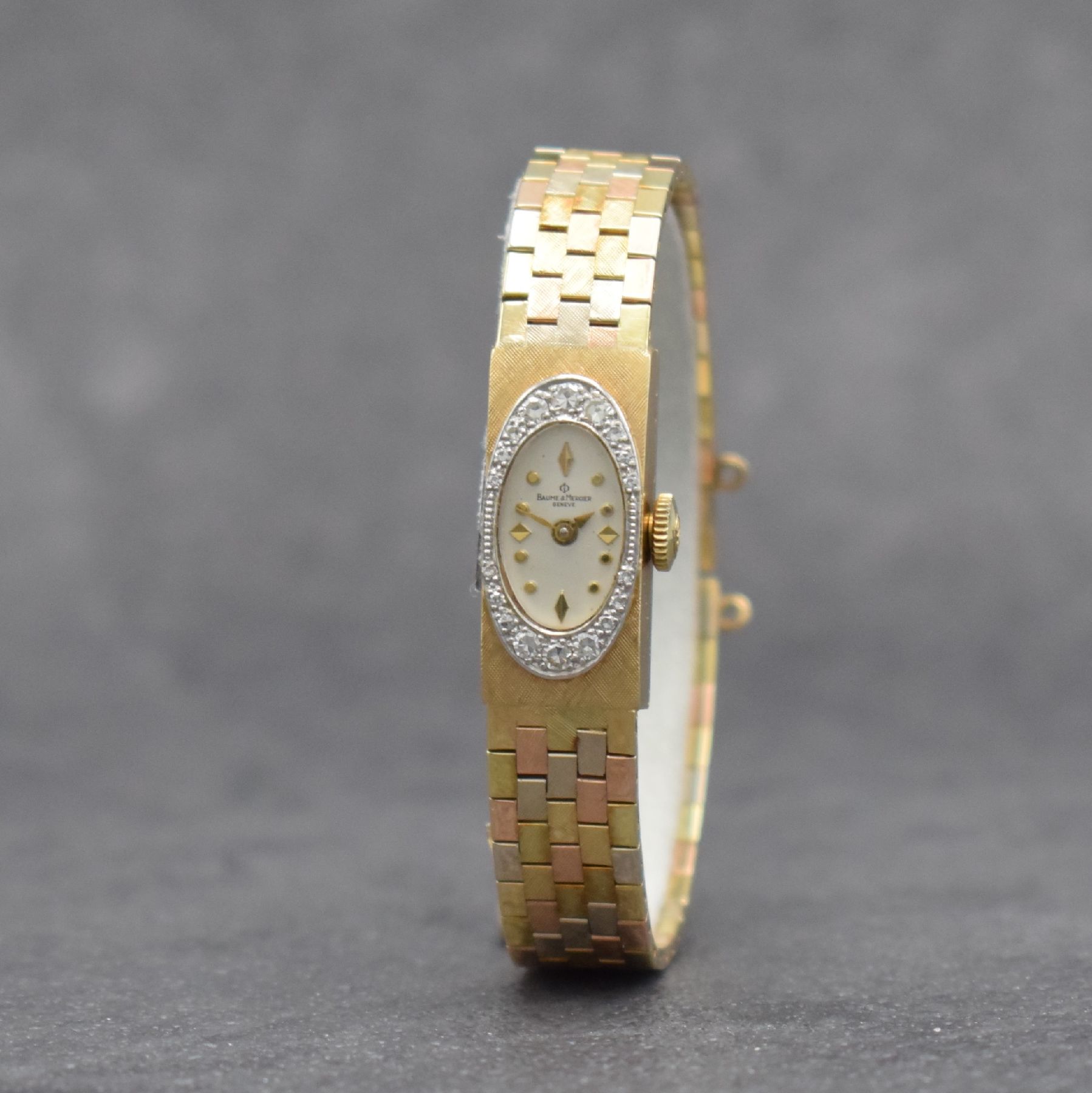 Detail b: BAUME & MERCIER Diamantbesetzte 3-farbige Damenarmbanduhr in GG/RG/WG 585/000, Schweiz um 1960, Handaufzug, Baguette-Geh. m. schraffierter Front, ...