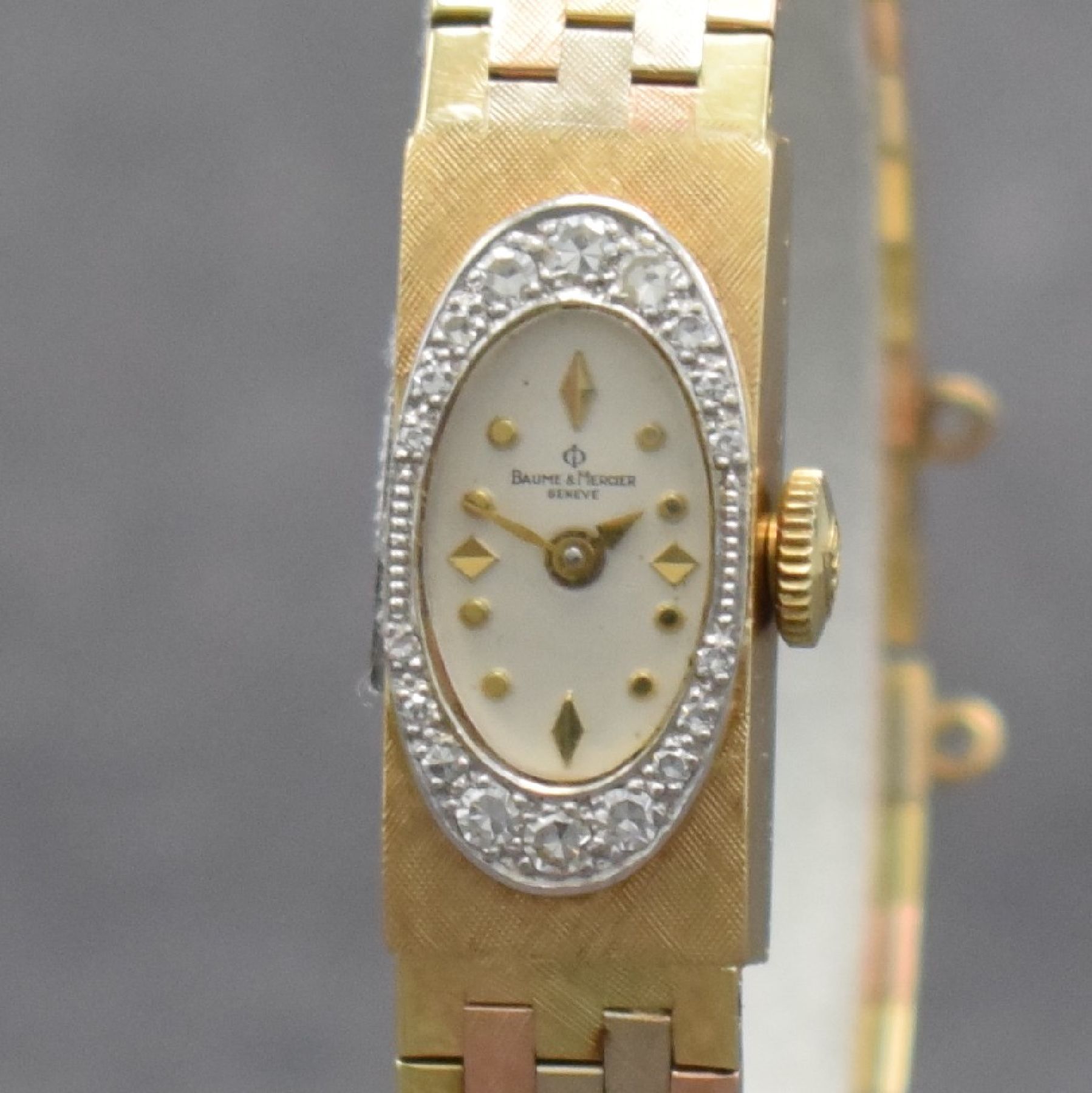 Detail c: BAUME & MERCIER Diamantbesetzte 3-farbige Damenarmbanduhr in GG/RG/WG 585/000, Schweiz um 1960, Handaufzug, Baguette-Geh. m. schraffierter Front, ...